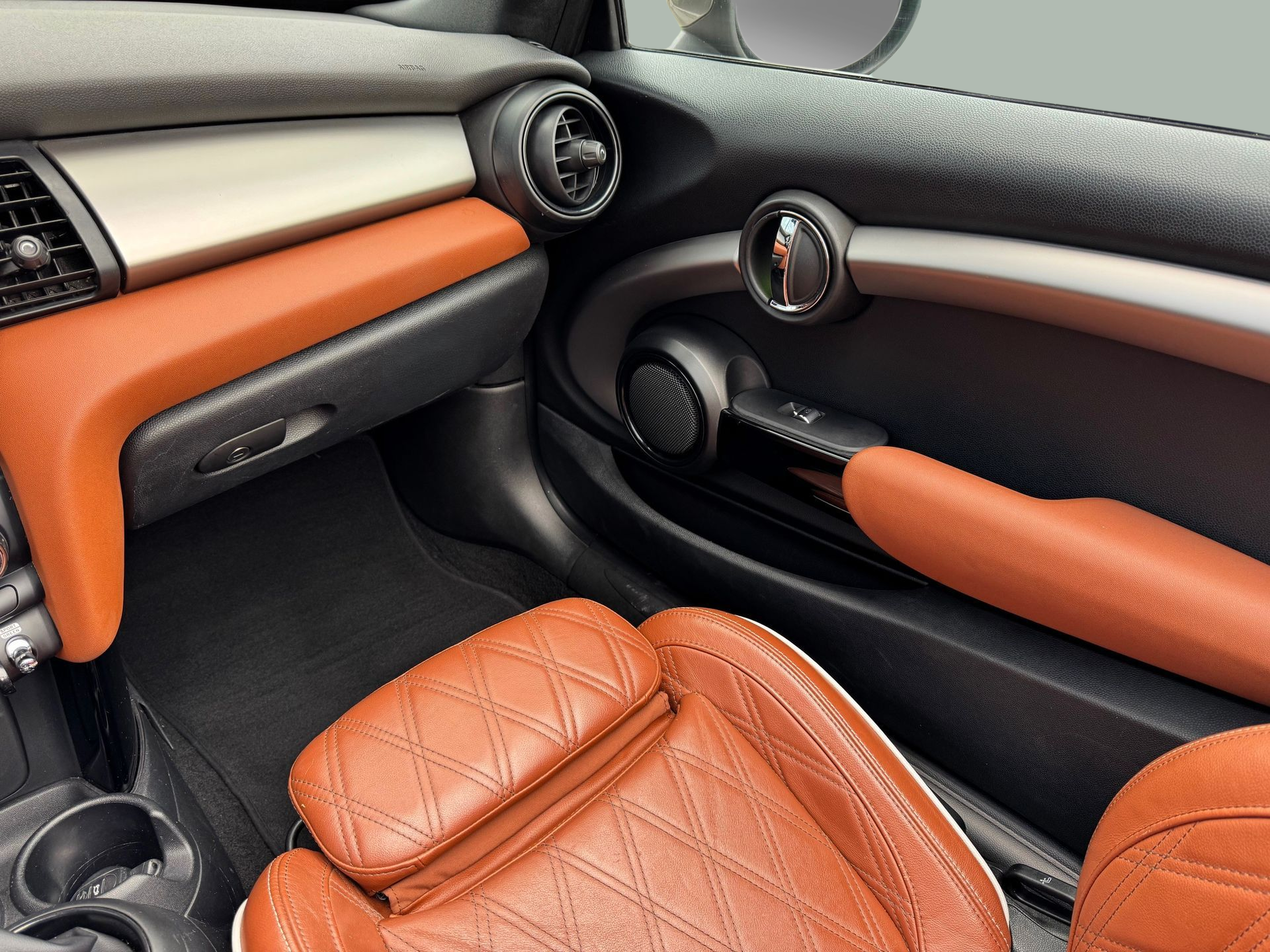 fotoG 16 del MINI MINI Cabrio One 75 kW (102 CV) 102cv Gasolina de 2020 em Oeiras