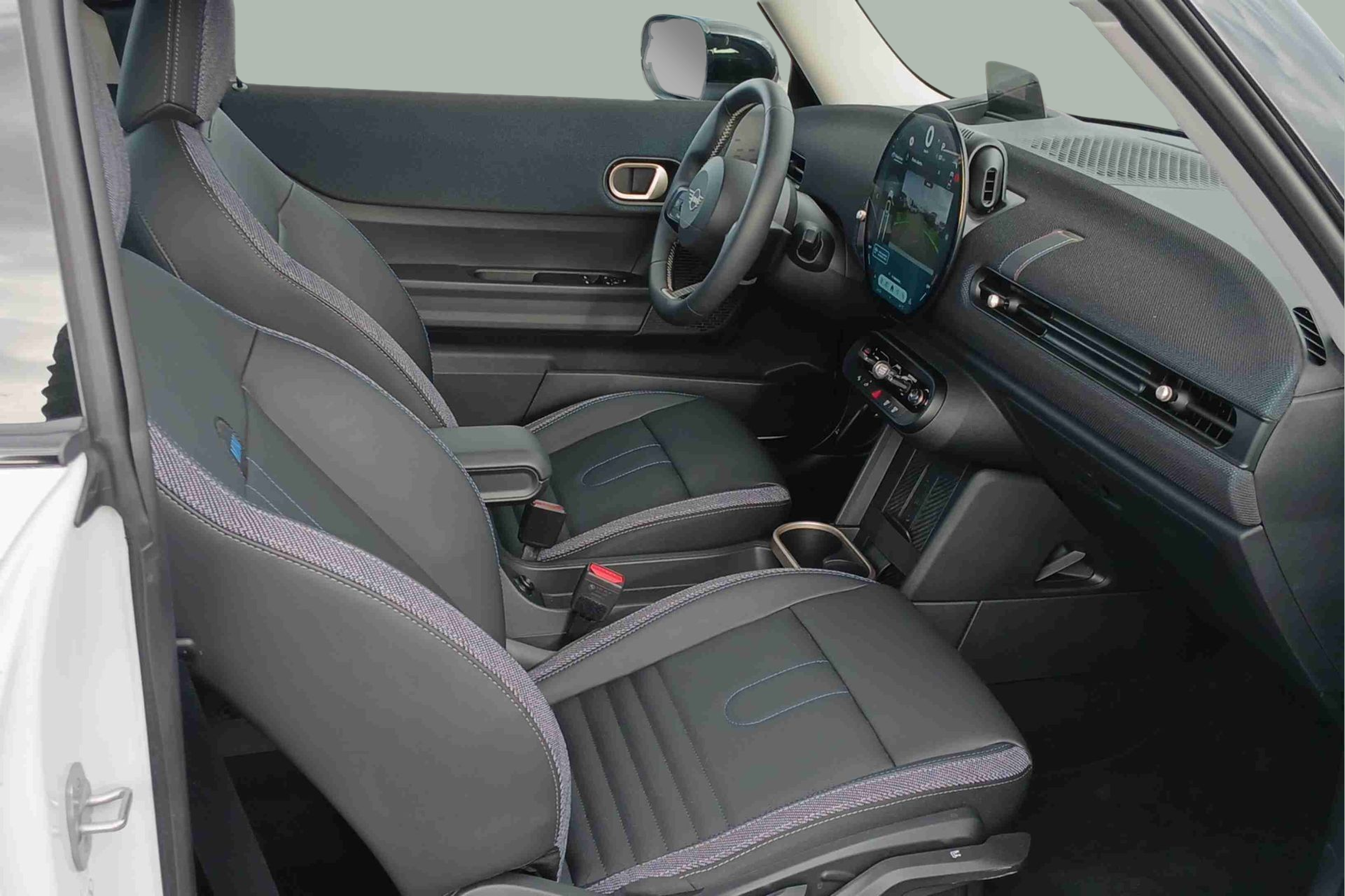 fotoG 7 del MINI MINI 3 Portas Cooper C 115 kW (156 CV) 156cv Gasolina de 2024 em Oeiras