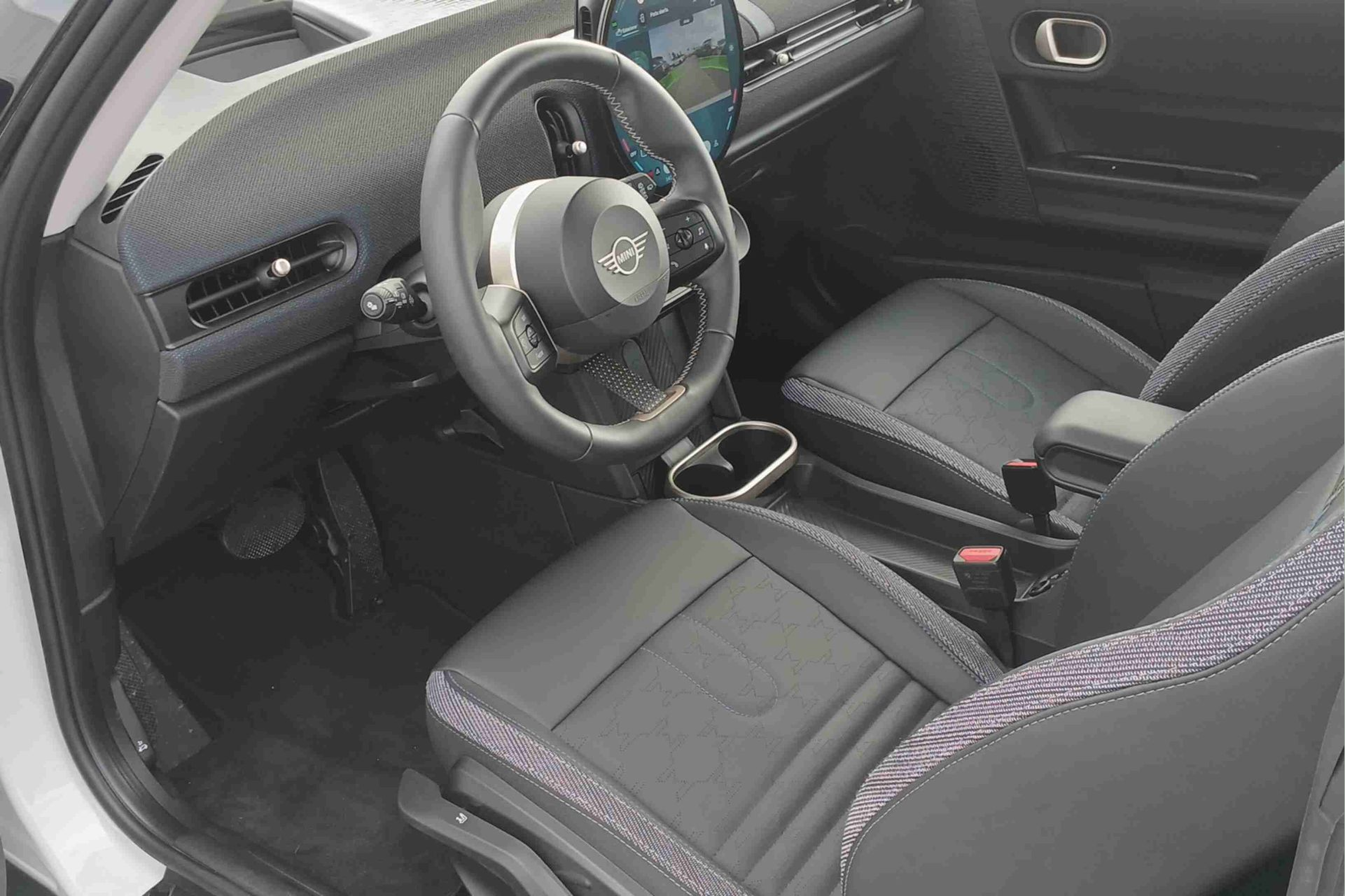 fotoG 5 del MINI MINI 3 Portas Cooper C 115 kW (156 CV) 156cv Gasolina de 2024 em Oeiras