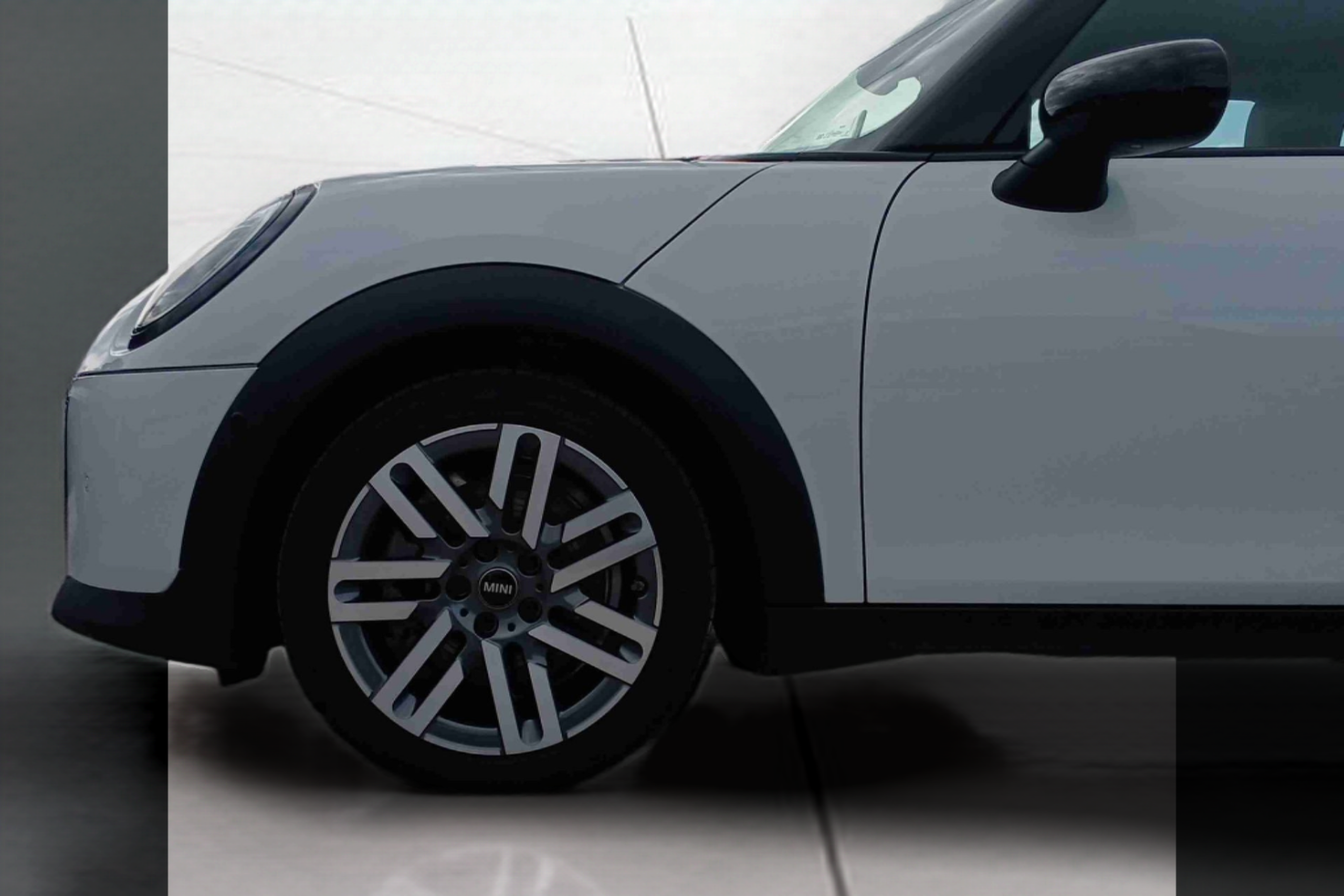 fotoG 15 del MINI MINI 3 Portas Cooper C 115 kW (156 CV) 156cv Gasolina de 2024 em Oeiras