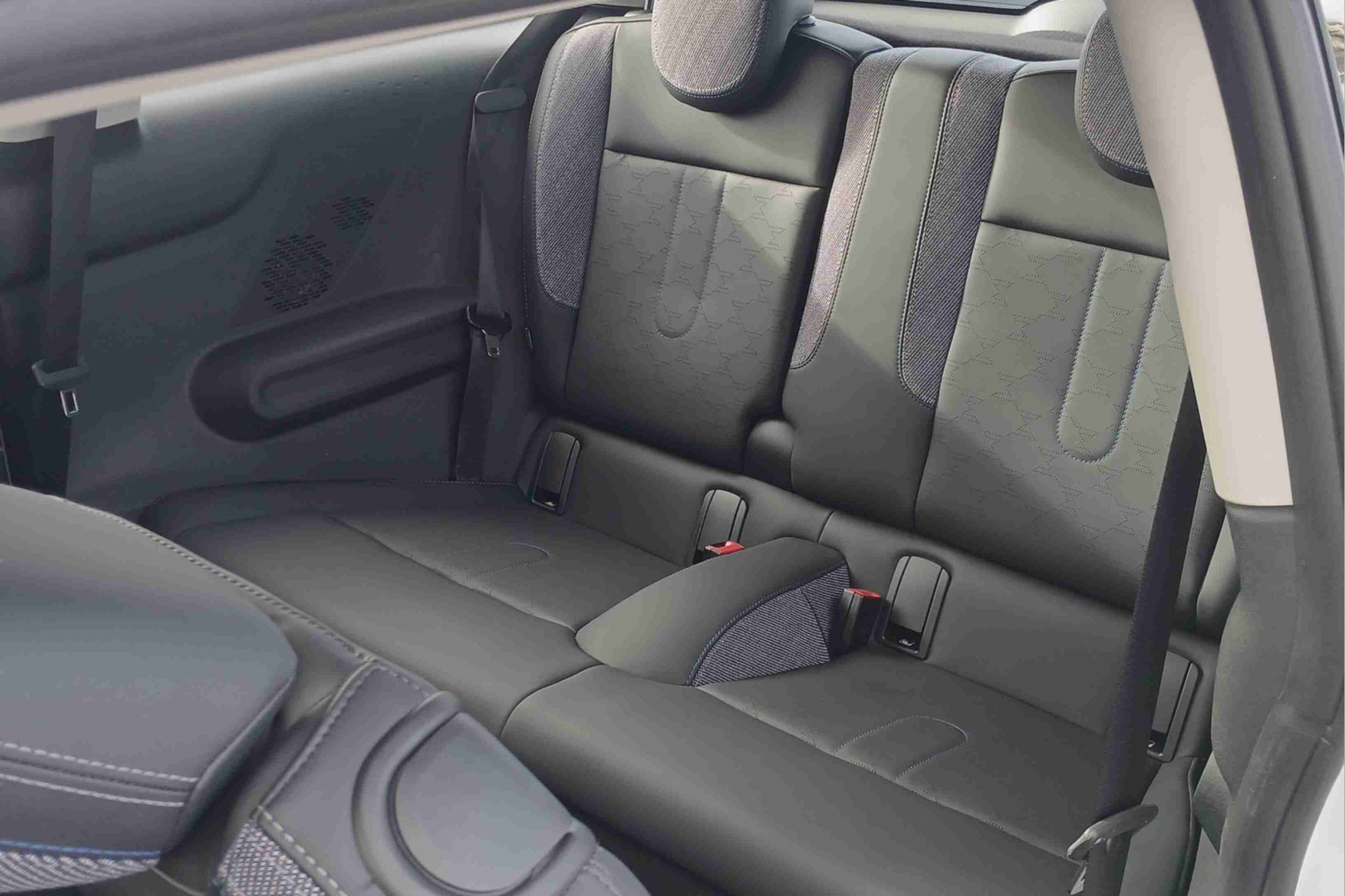 fotoG 8 del MINI MINI 3 Portas Cooper C 115 kW (156 CV) 156cv Gasolina de 2024 em Oeiras