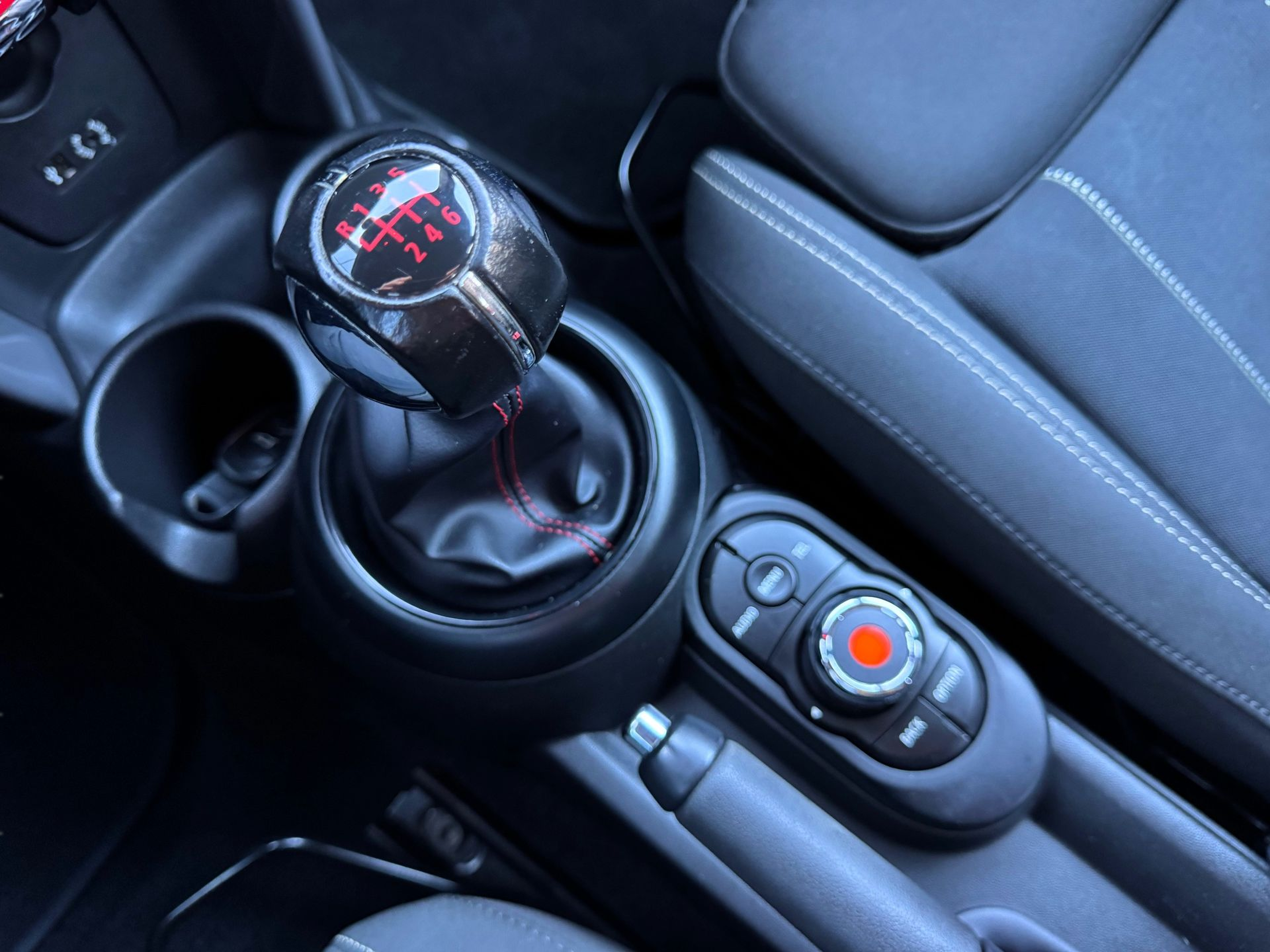 fotoG 17 del MINI MINI 5 Portas One 75 kW (102 CV) 102cv Gasolina de 2018 em Oeiras