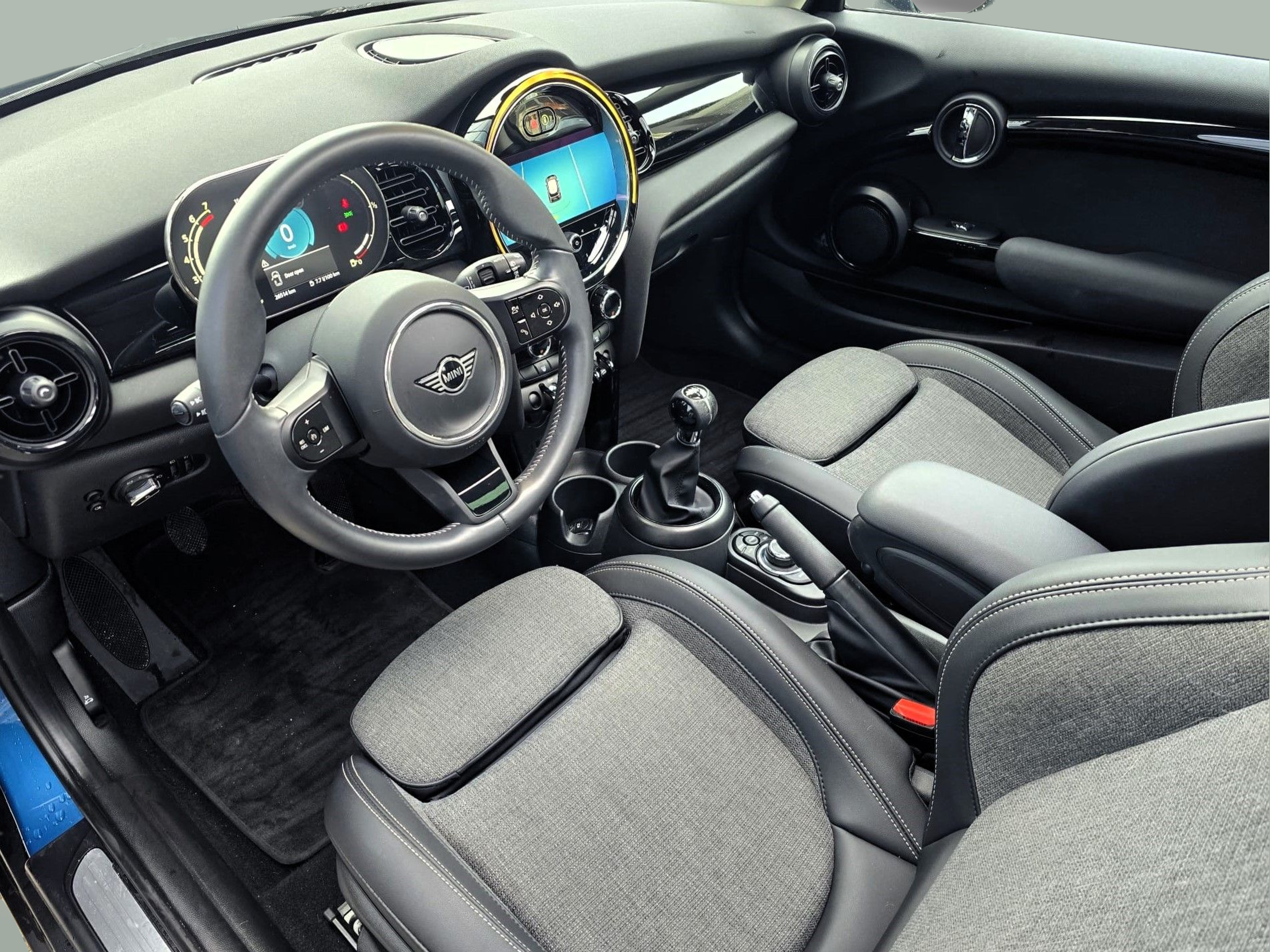 fotoG 12 del MINI MINI 3 Portas Cooper 100 kW (136 CV) 136cv Gasolina de 2023 em Oeiras