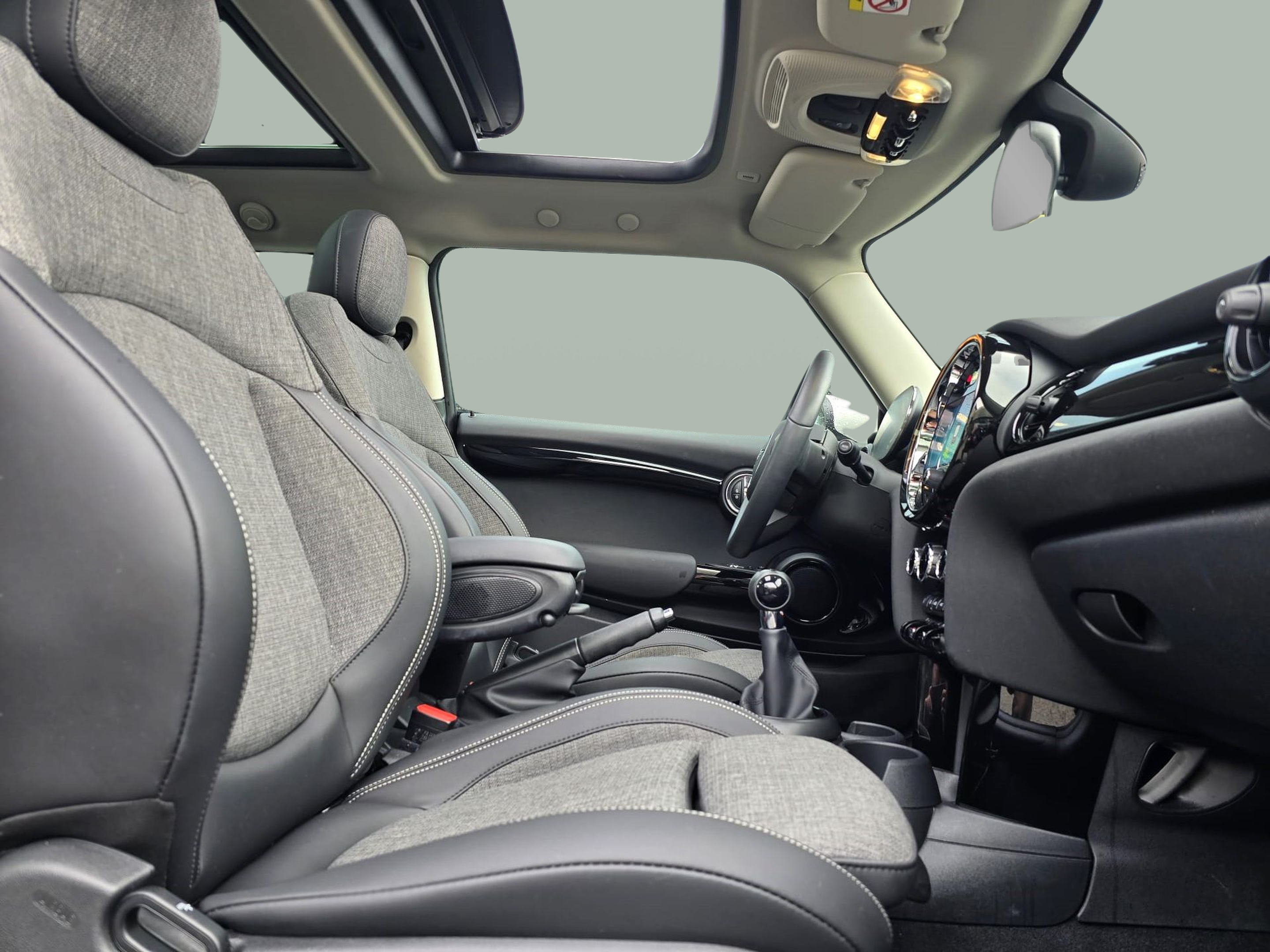 fotoG 7 del MINI MINI 3 Portas Cooper 100 kW (136 CV) 136cv Gasolina de 2023 em Oeiras