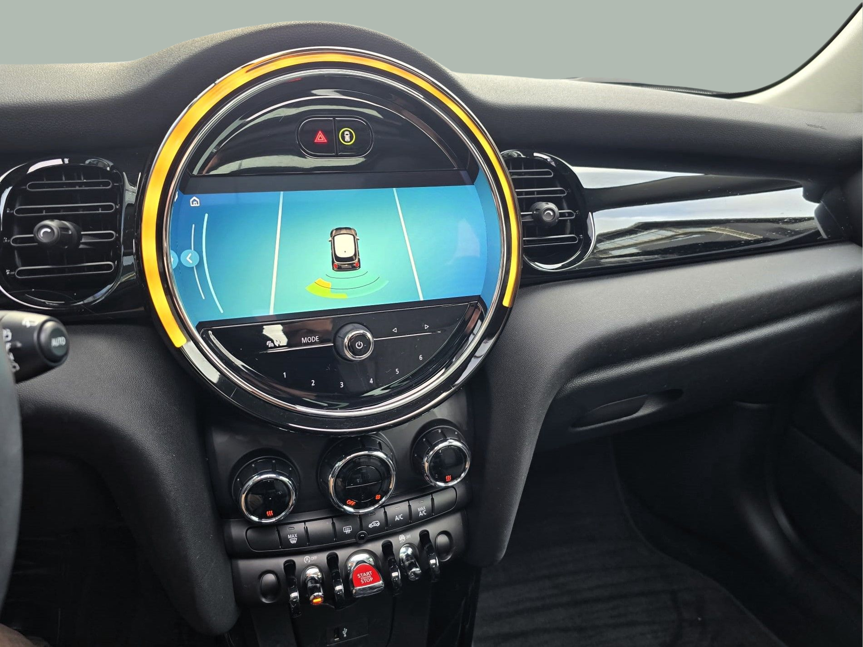 fotoG 15 del MINI MINI 3 Portas Cooper 100 kW (136 CV) 136cv Gasolina de 2023 em Oeiras