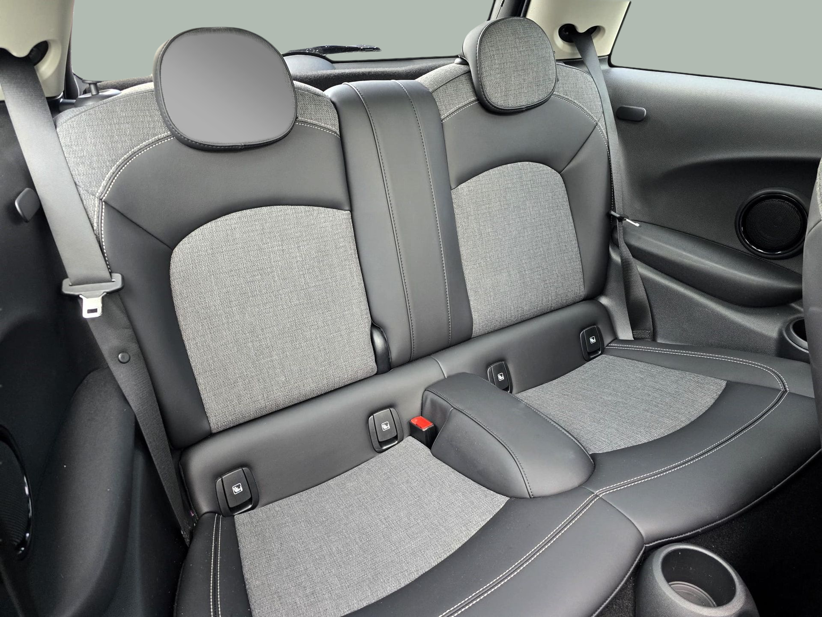 fotoG 8 del MINI MINI 3 Portas Cooper 100 kW (136 CV) 136cv Gasolina de 2023 em Oeiras