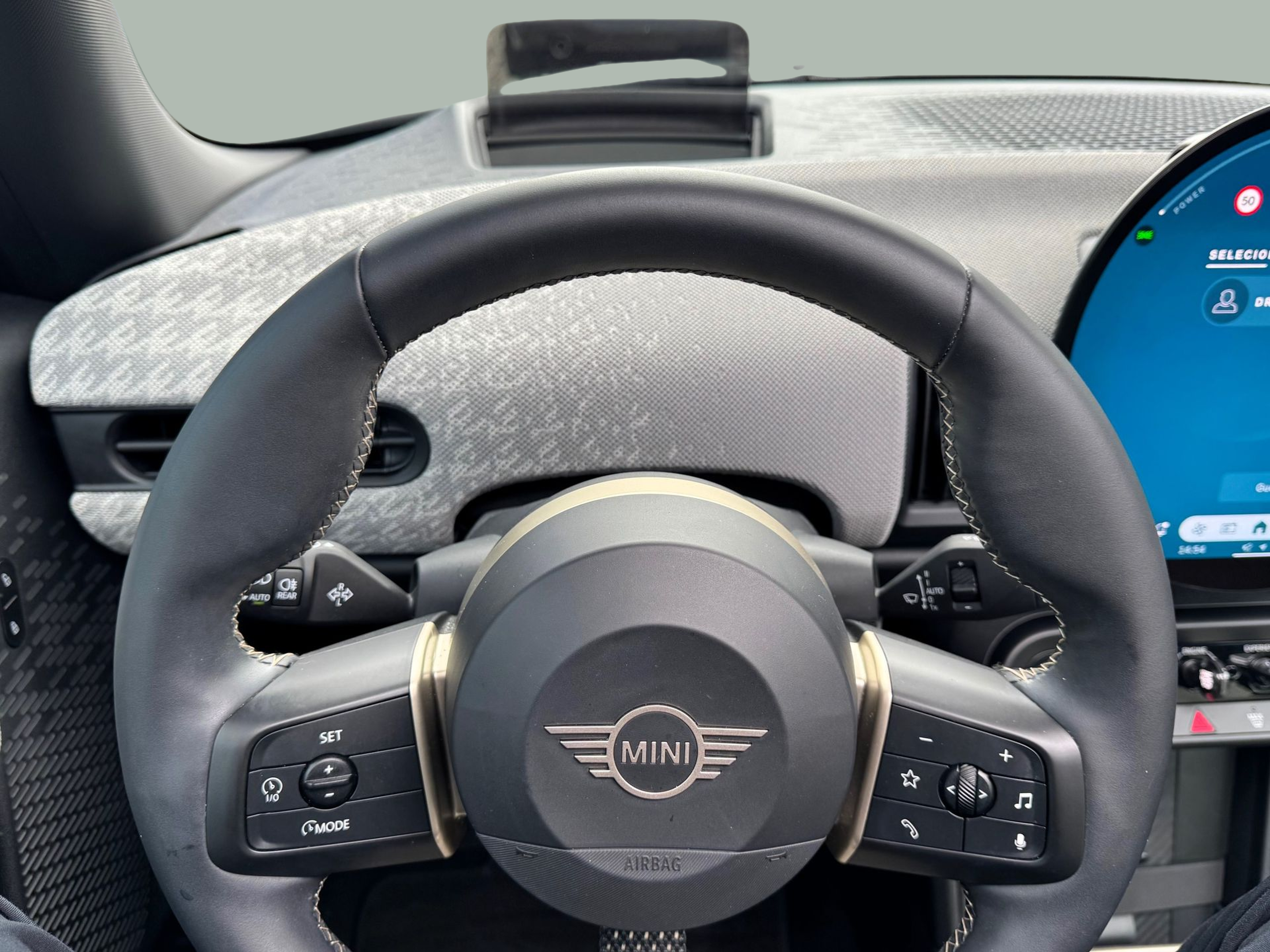 fotoG 12 del MINI MINI 3 Portas Cooper C 115 kW (156 CV) 156cv Gasolina de 2024 em Oeiras