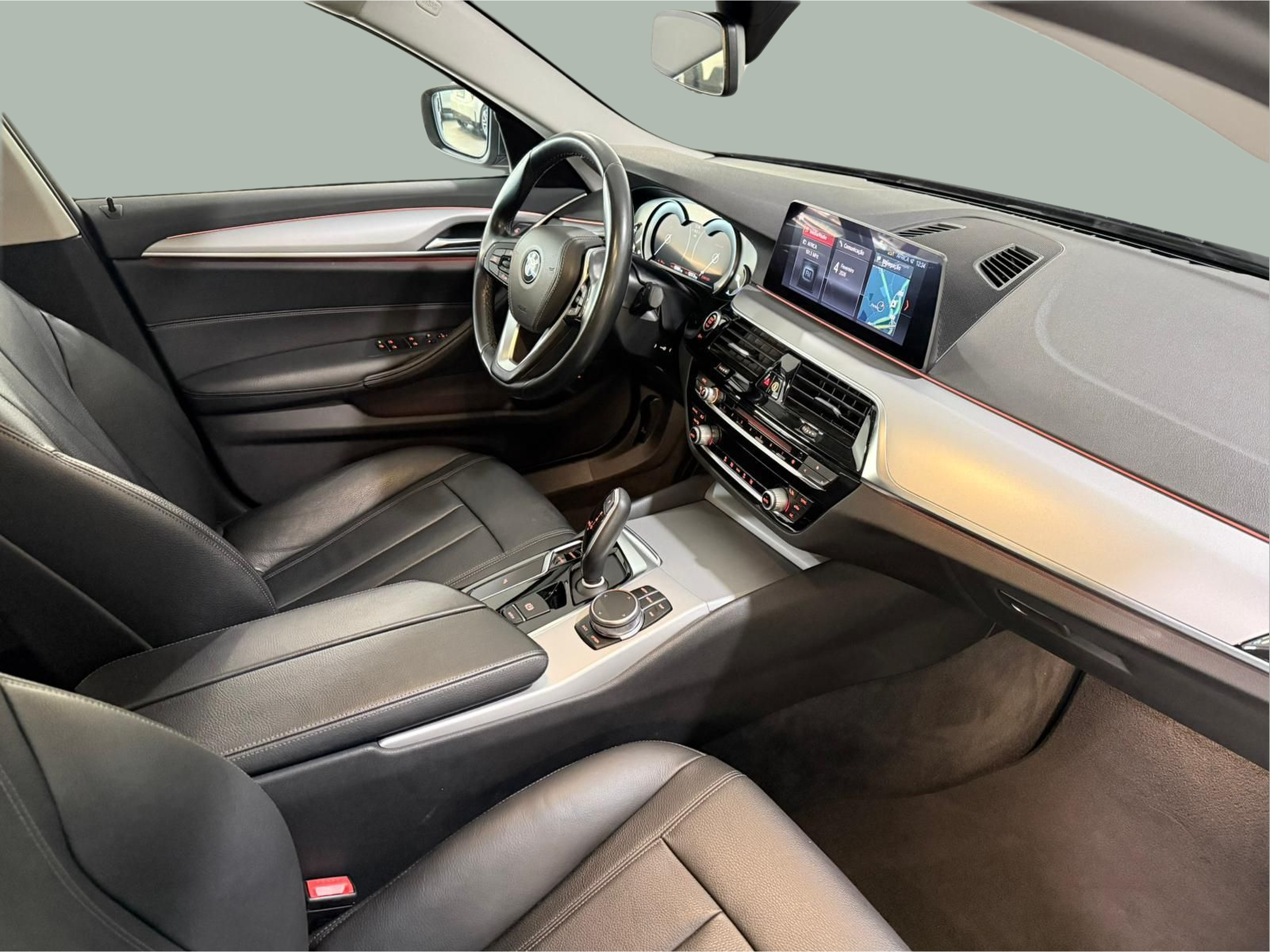 BMW Série 5 520d Berlina color Gris. Año 2019. 140KW(190CV). Diesel. En concesionario Santogal Carnaxide de Oeiras