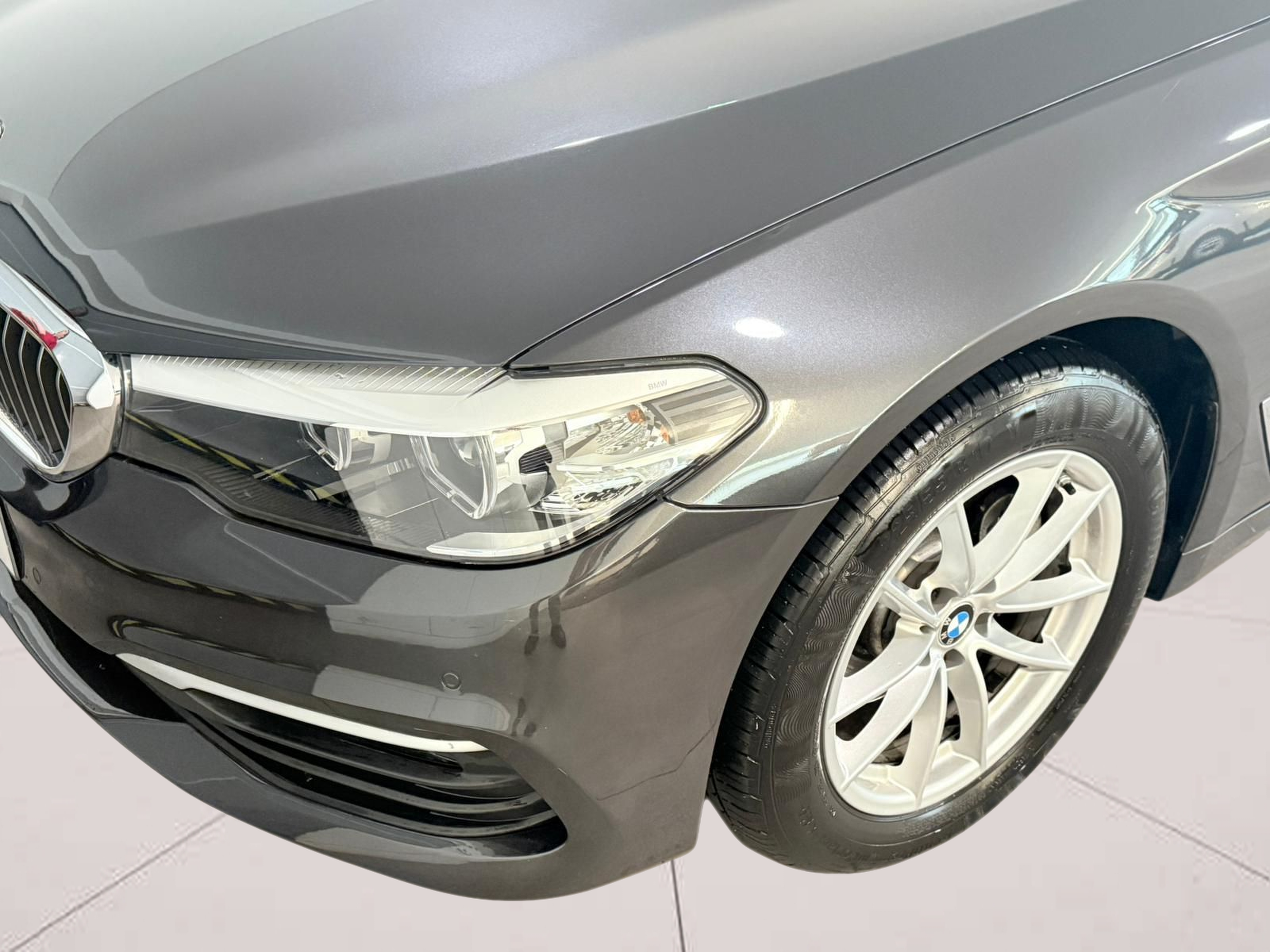 BMW Série 5 520d Berlina color Gris. Año 2019. 140KW(190CV). Diesel. En concesionario Santogal Carnaxide de Oeiras