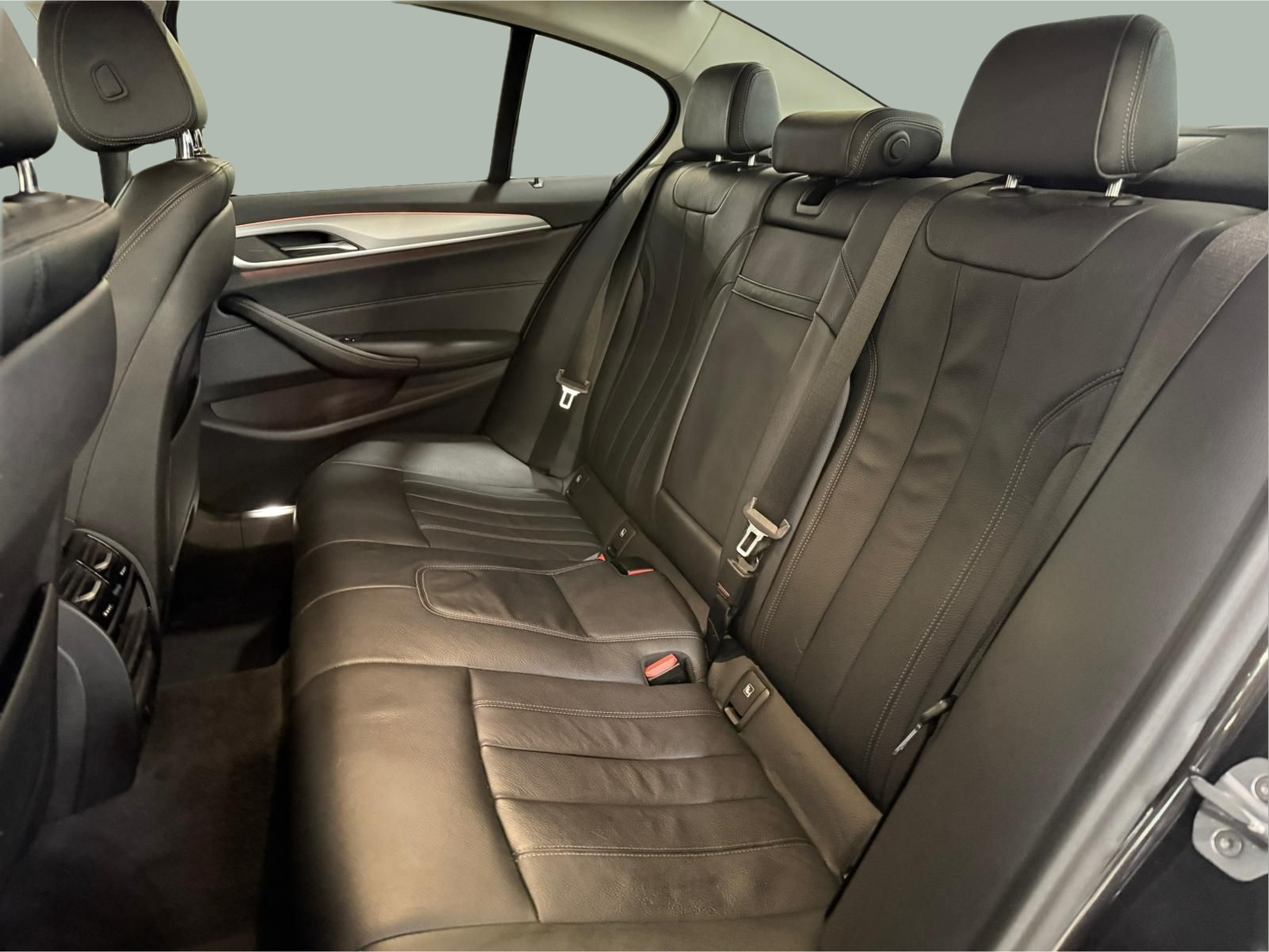 BMW Série 5 520d Berlina color Gris. Año 2019. 140KW(190CV). Diesel. En concesionario Santogal Carnaxide de Oeiras