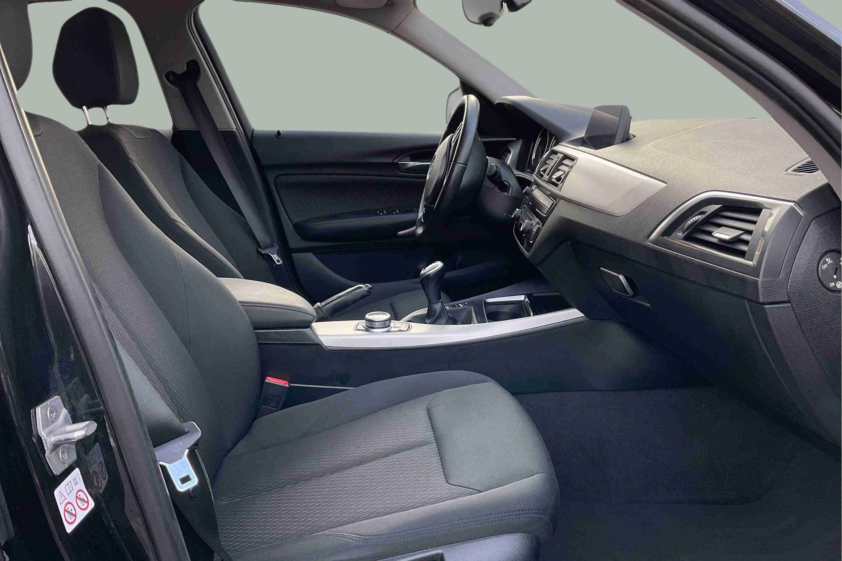 BMW Série 1 116d color Negro. Año 2018. 85KW(116CV). Diesel. En concesionario Santogal Setúbal de Setúbal