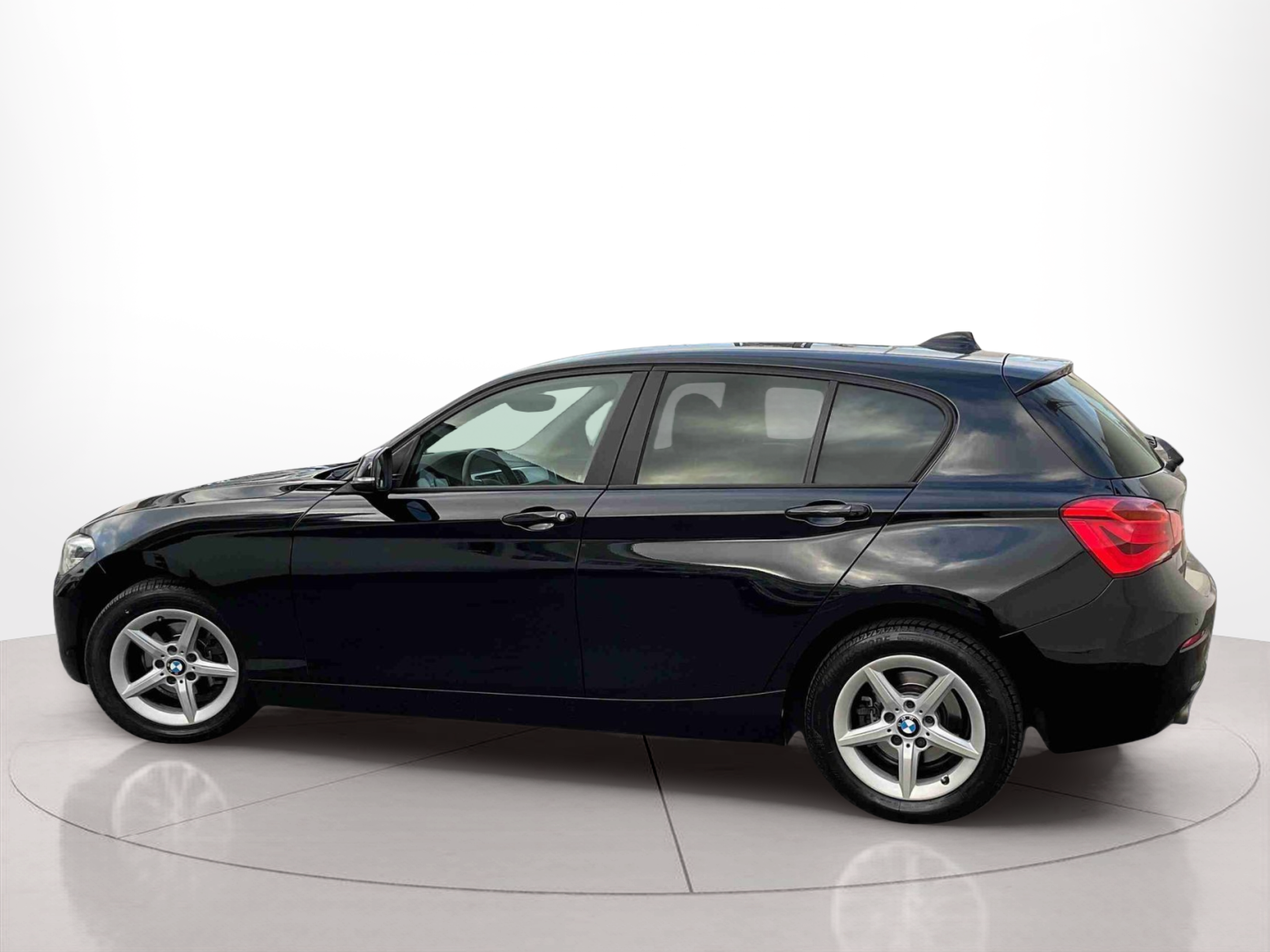 Fotos de BMW Série 1 116d color Negro. Año 2018. 85KW(116CV). Diesel. En concesionario Santogal Setúbal de Setúbal