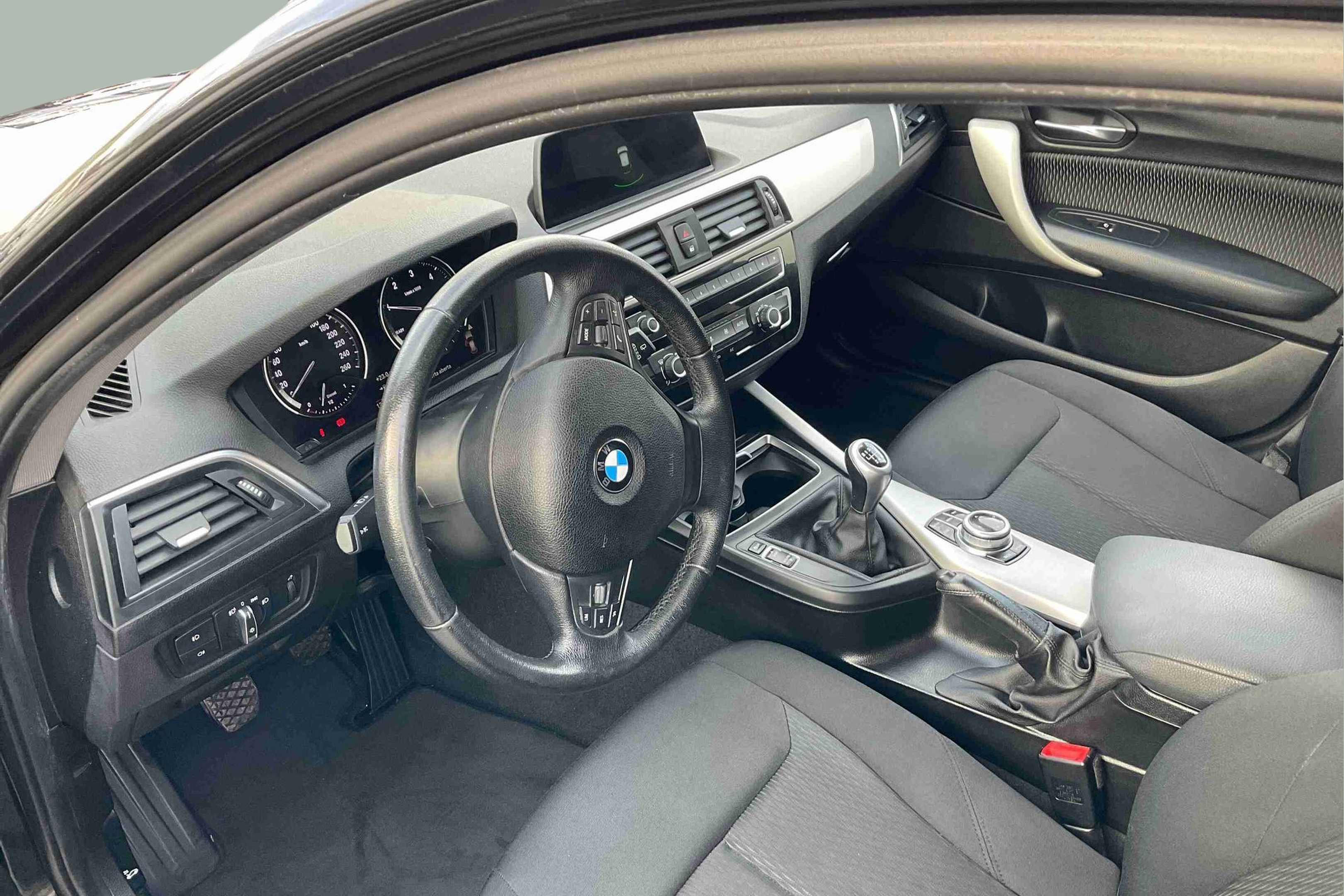 BMW Série 1 116d color Negro. Año 2018. 85KW(116CV). Diesel. En concesionario Santogal Setúbal de Setúbal