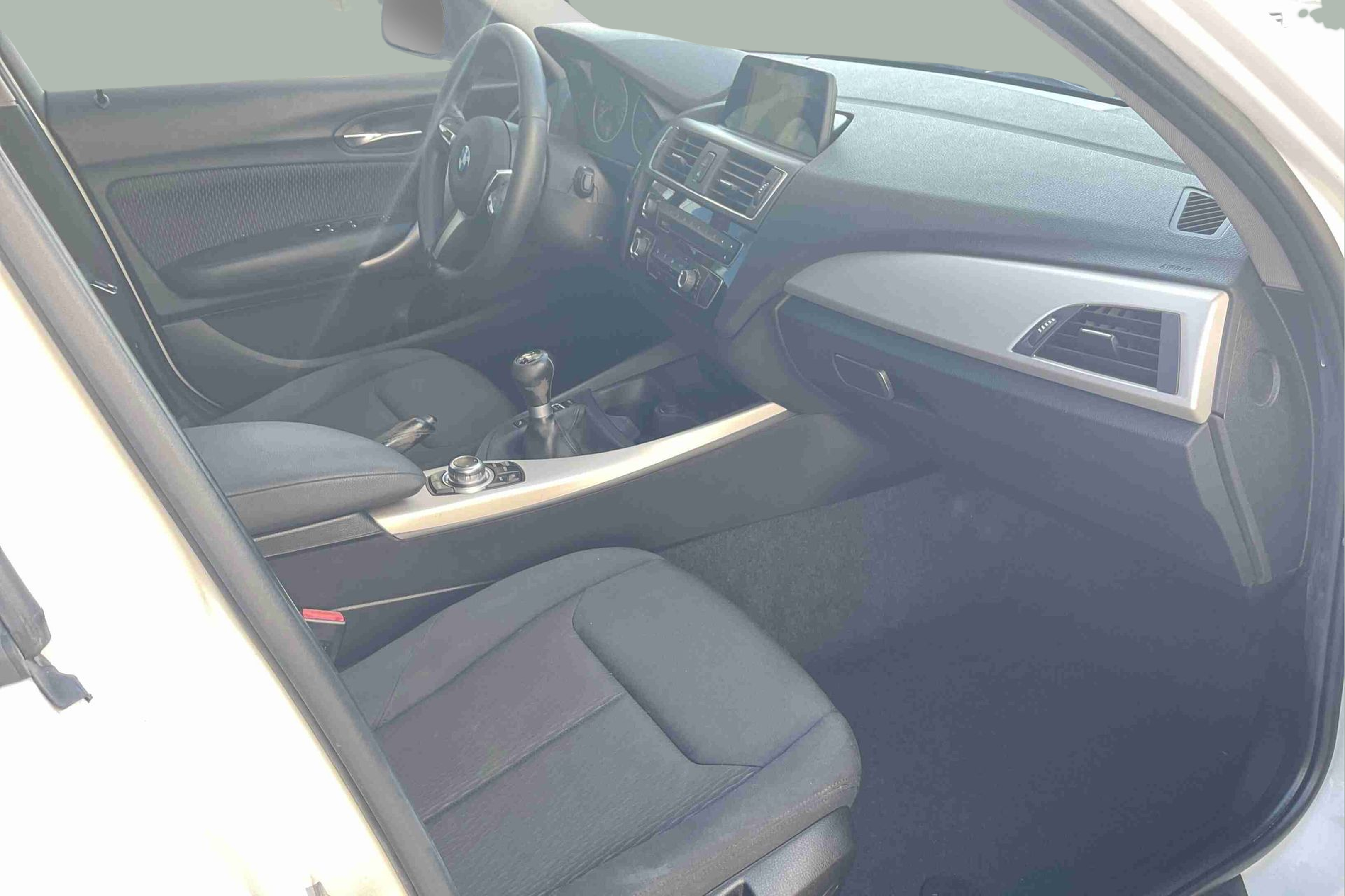 BMW Série 1 116d color Blanco. Año 2017. 85KW(116CV). Diesel. En concesionario Santogal Setúbal de Setúbal