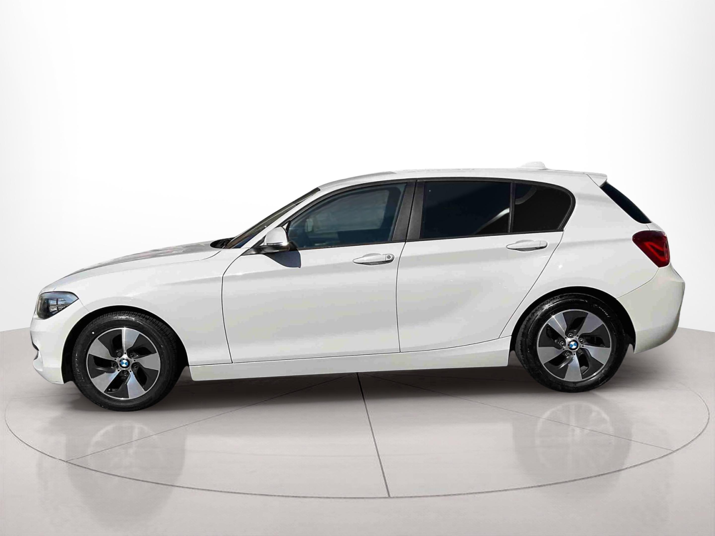 BMW Série 1 116d color Blanco. Año 2017. 85KW(116CV). Diesel. En concesionario Santogal Setúbal de Setúbal