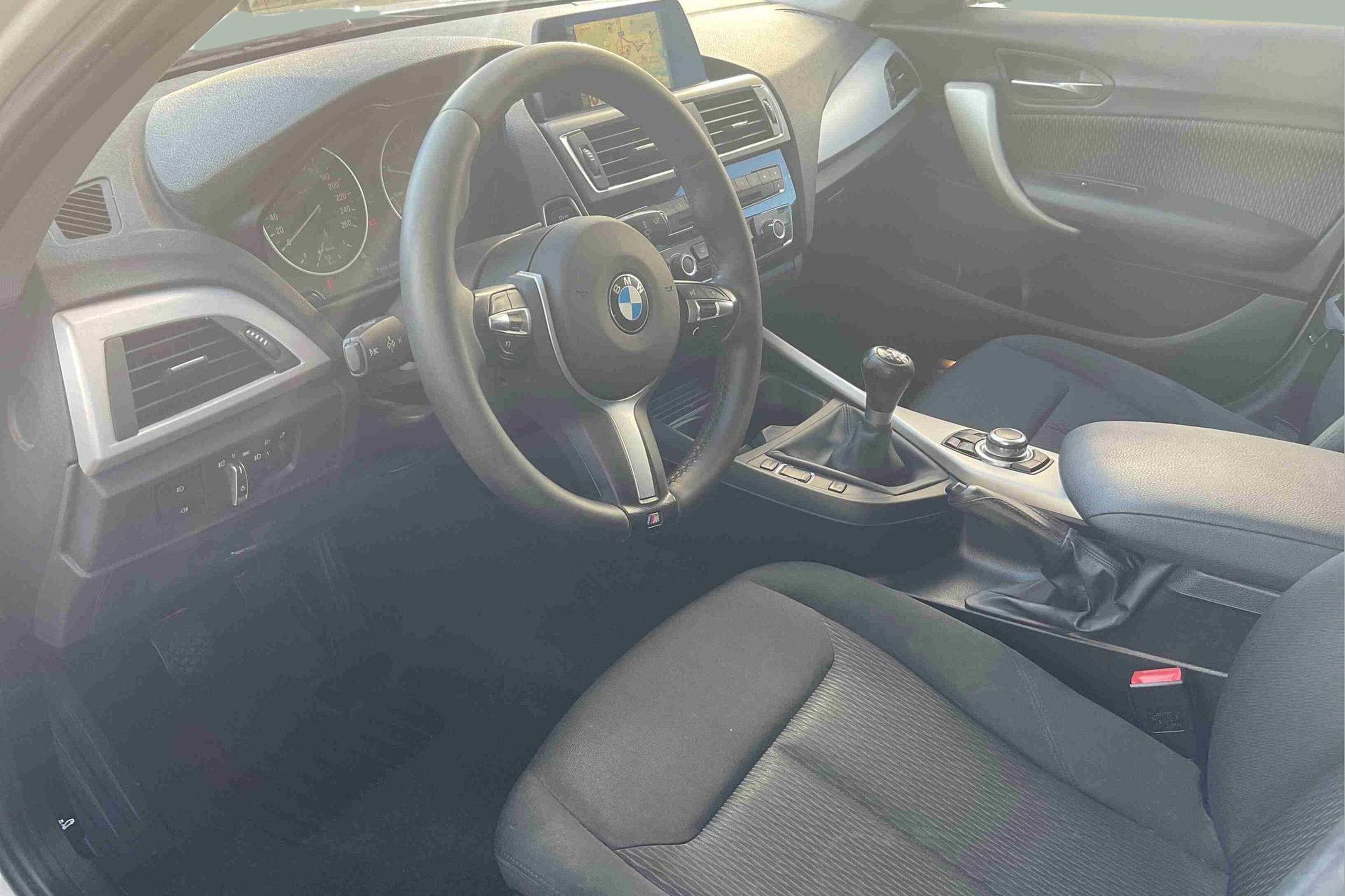 BMW Série 1 116d color Blanco. Año 2017. 85KW(116CV). Diesel. En concesionario Santogal Setúbal de Setúbal