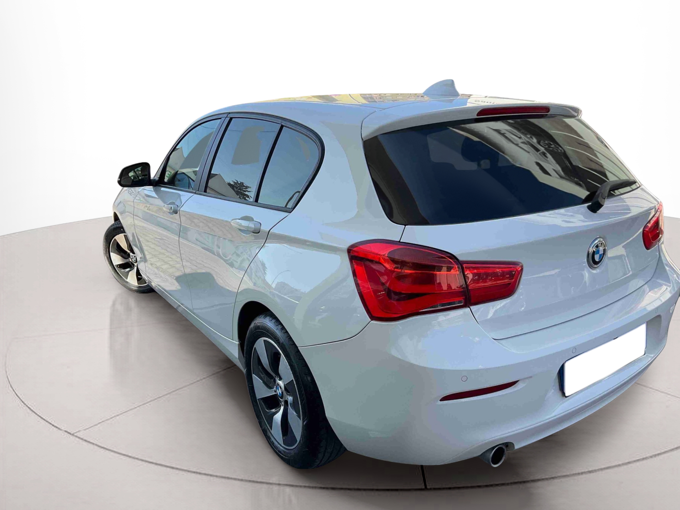 Fotos de BMW Série 1 116d color Blanco. Año 2017. 85KW(116CV). Diesel. En concesionario Santogal Setúbal de Setúbal