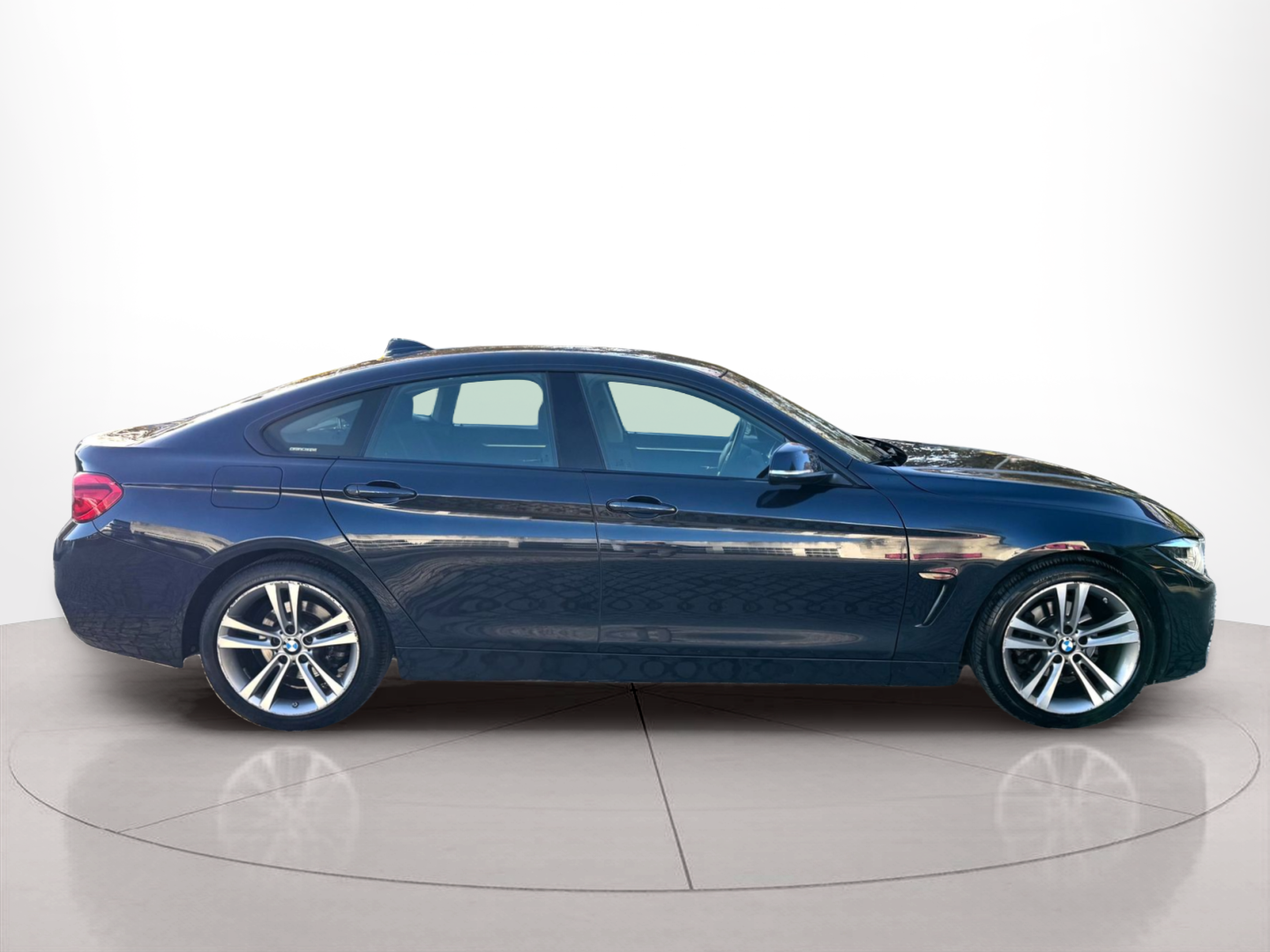Fotos de BMW Série 4 418d Gran Coupe color Azul. Año 2019. 110KW(150CV). Diesel. En concesionario Santogal Oeiras de Oeiras