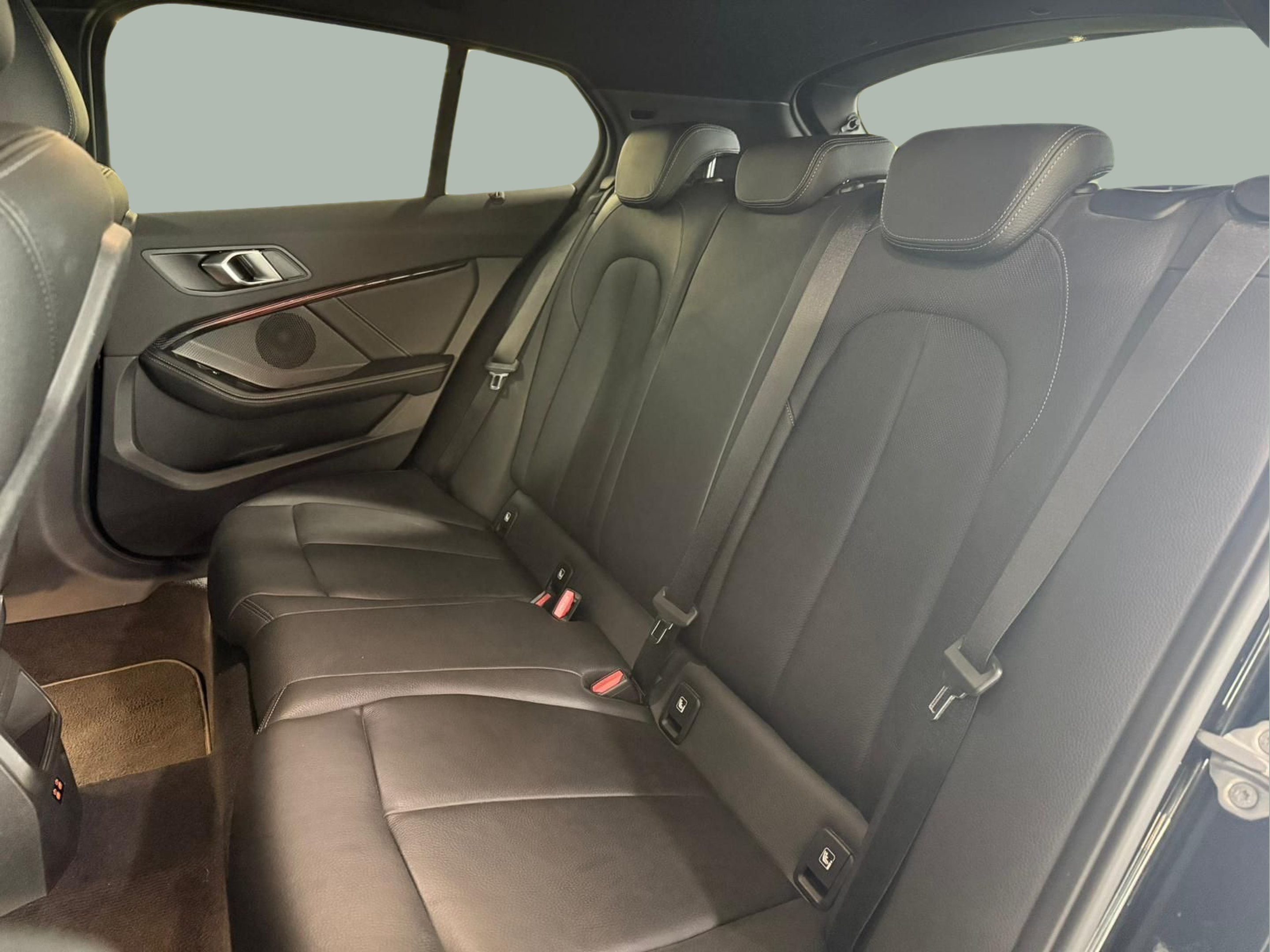 BMW Série 1 116d color Negro. Año 2019. 85KW(116CV). Diesel. En concesionario Santogal Carnaxide de Oeiras