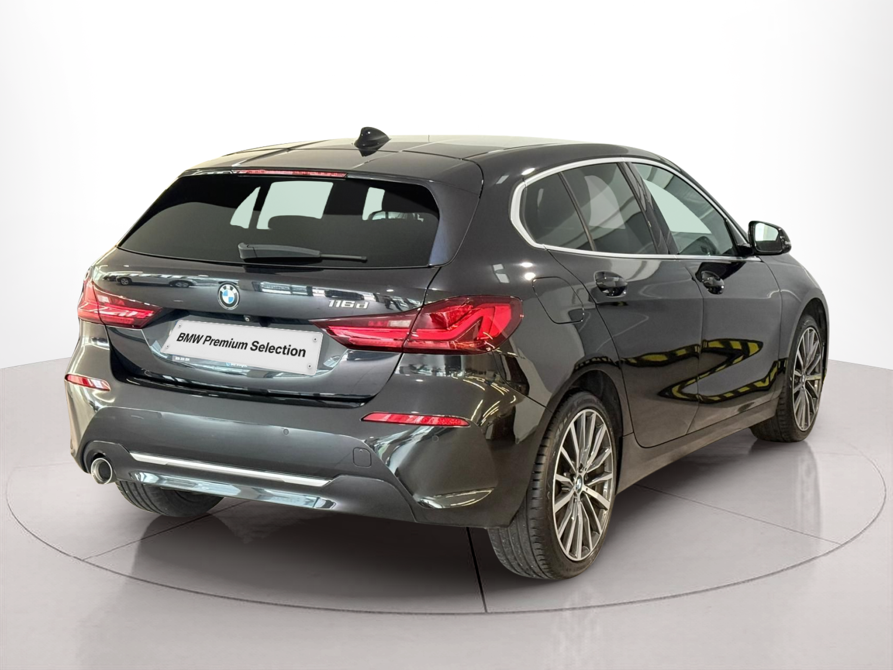 BMW Série 1 116d color Negro. Año 2019. 85KW(116CV). Diesel. En concesionario Santogal Carnaxide de Oeiras