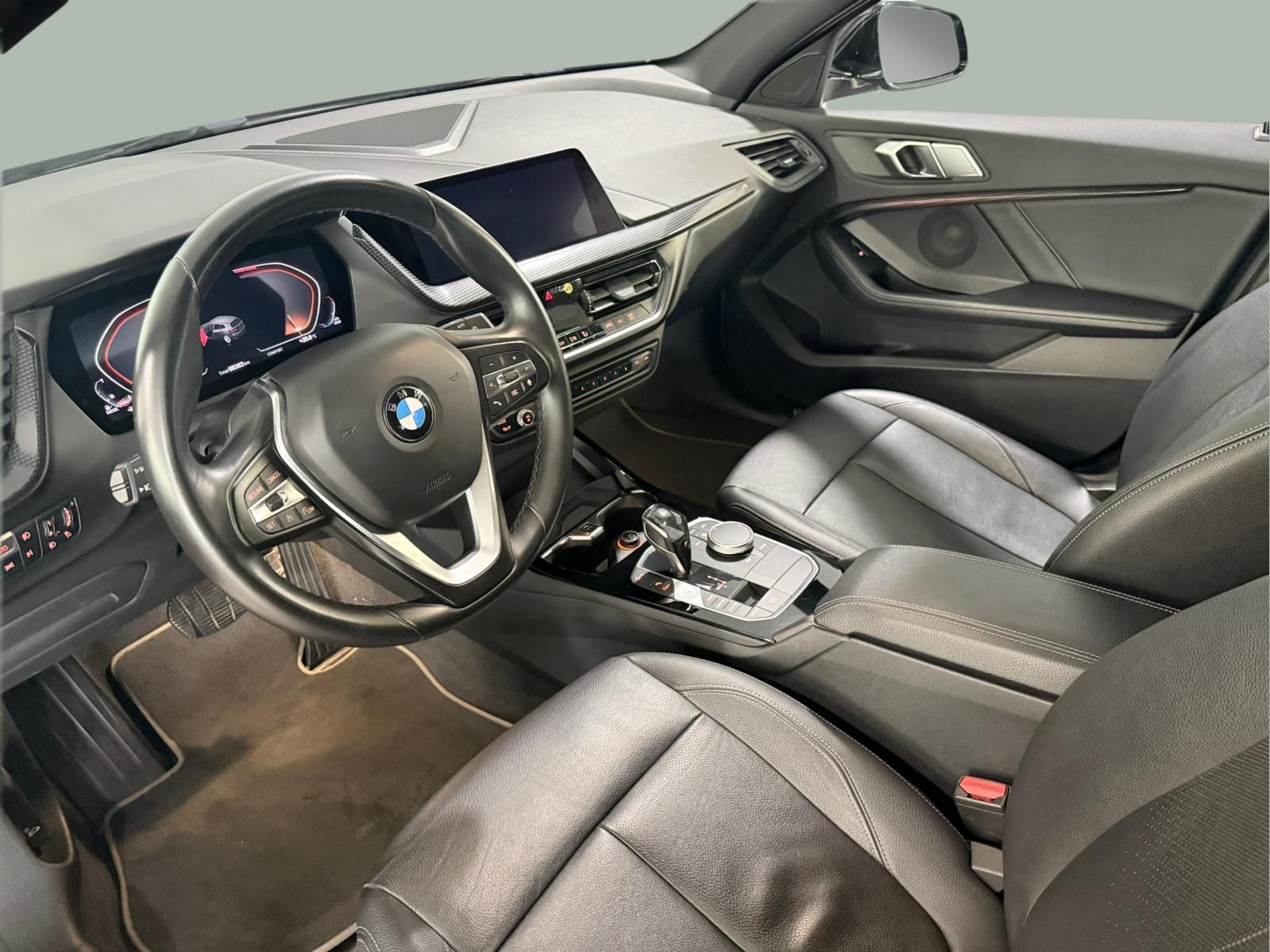 BMW Série 1 116d color Negro. Año 2019. 85KW(116CV). Diesel. En concesionario Santogal Carnaxide de Oeiras