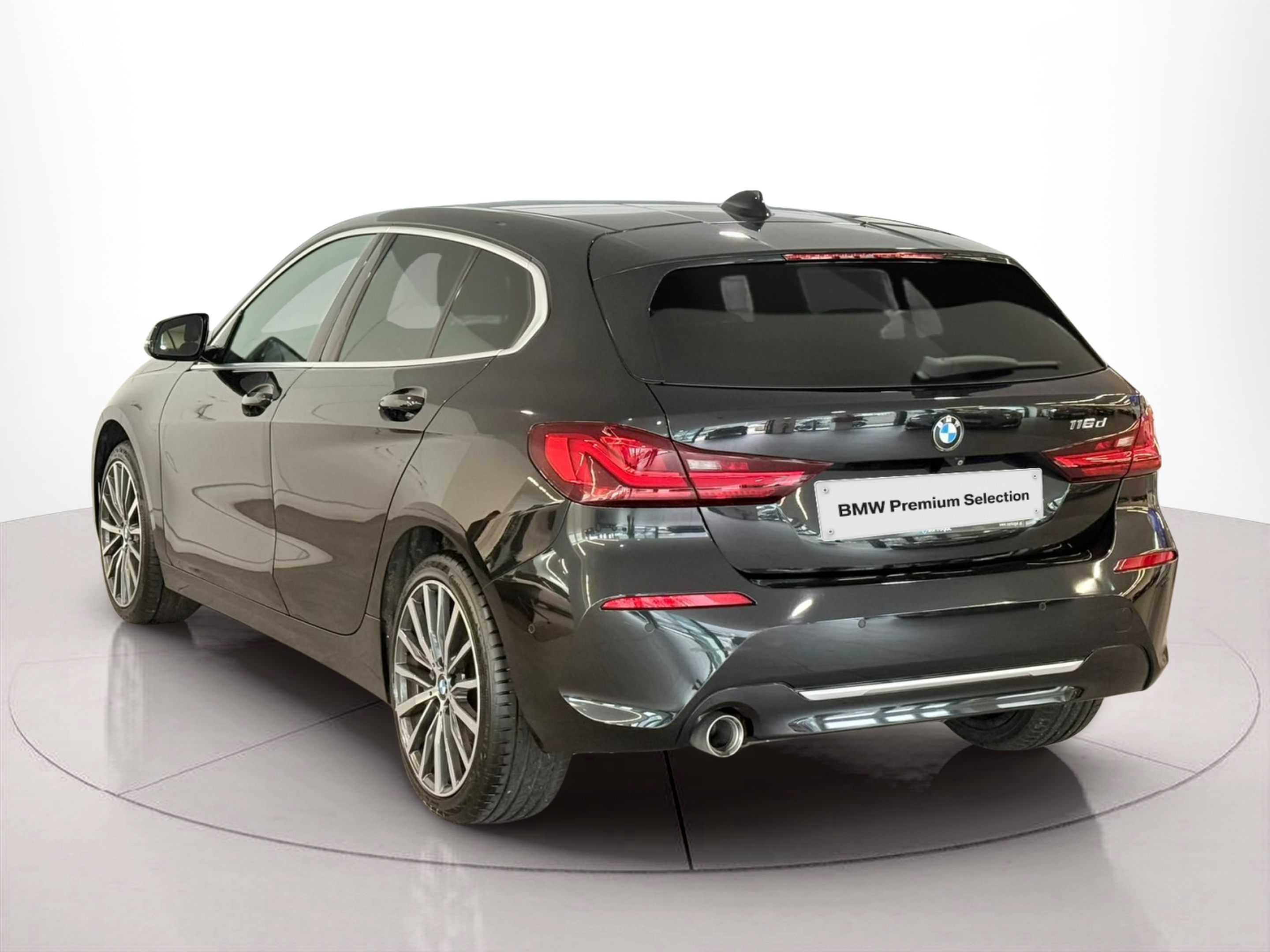 BMW Série 1 116d color Negro. Año 2019. 85KW(116CV). Diesel. En concesionario Santogal Carnaxide de Oeiras