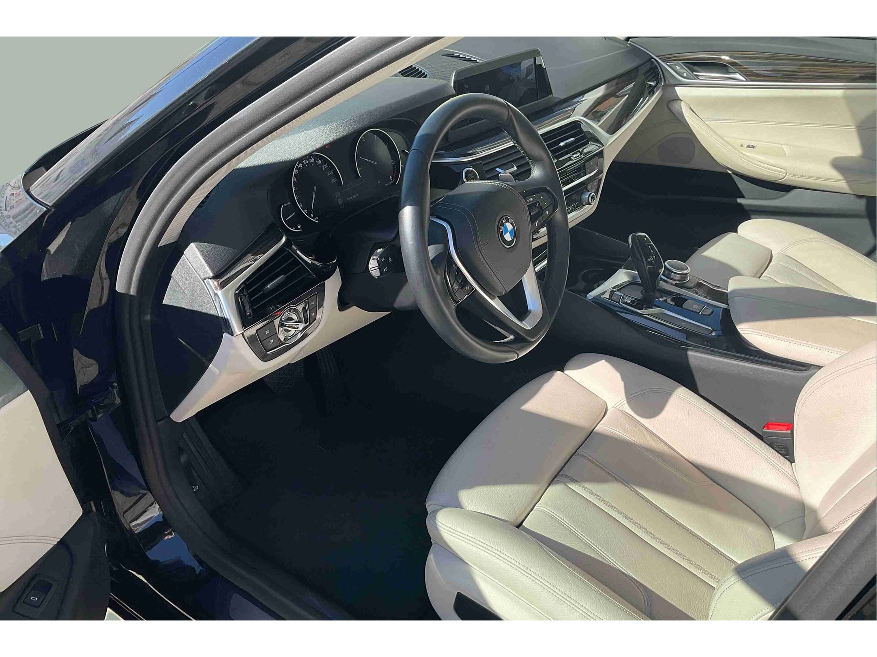 BMW Série 5 520d Berlina color Negro. Año 2019. 140KW(190CV). Diesel. En concesionario Santogal Setúbal de Setúbal