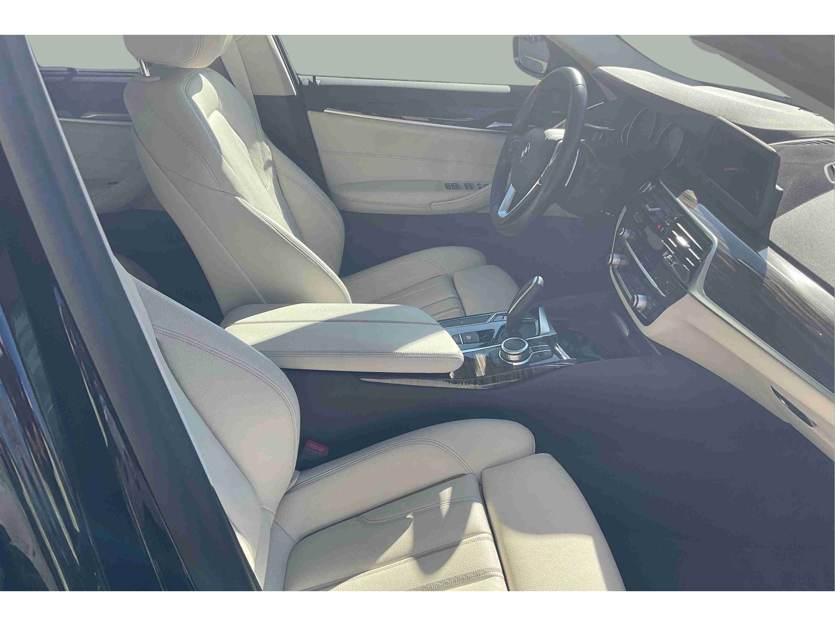 BMW Série 5 520d Berlina color Negro. Año 2019. 140KW(190CV). Diesel. En concesionario Santogal Setúbal de Setúbal