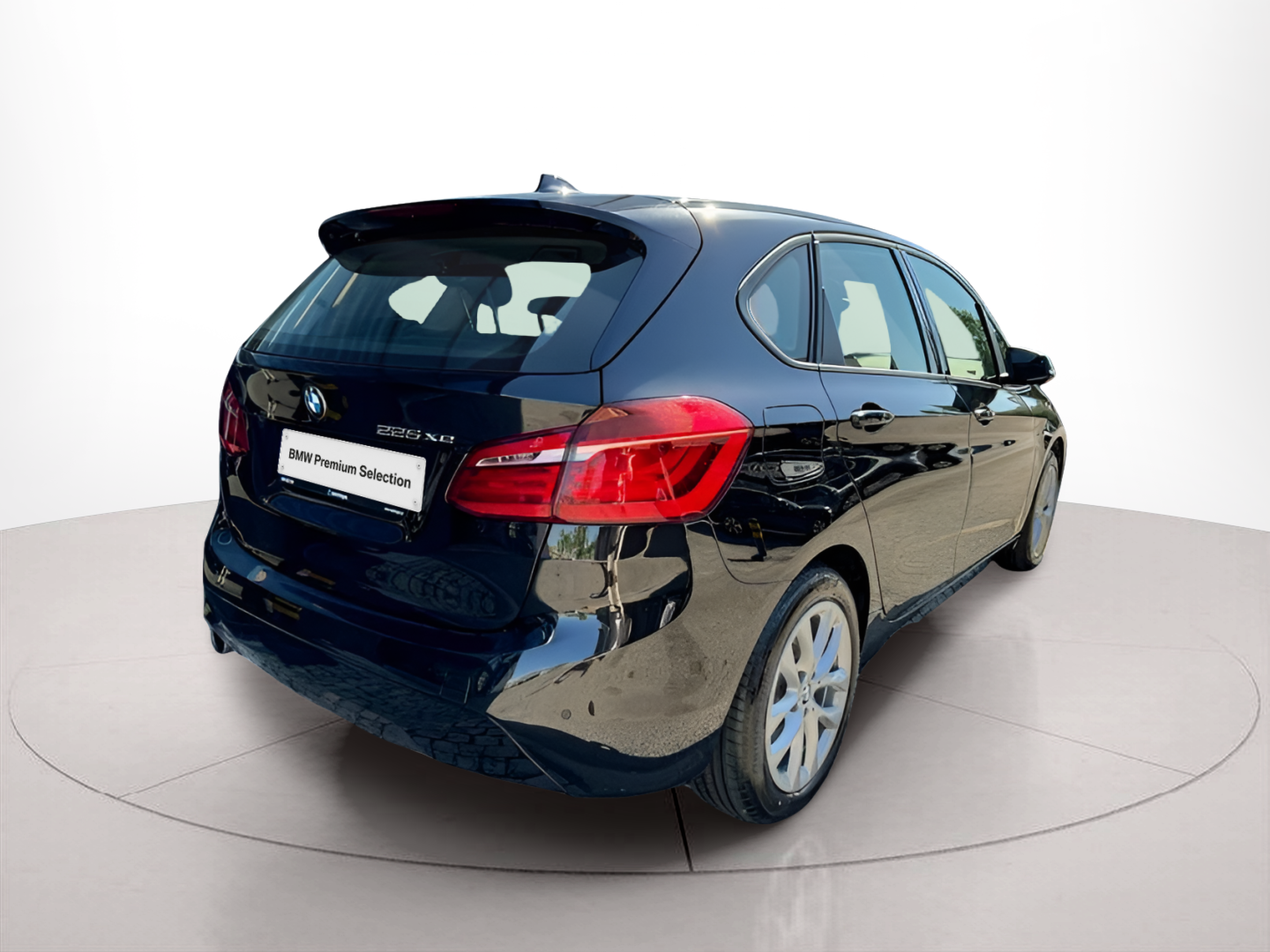 BMW Série 2 225xe Active Tourer color Negro. Año 2021. 165KW(224CV). Elétrico / Gasolina Híbrido. En concesionario Santogal Oeiras de Oeiras