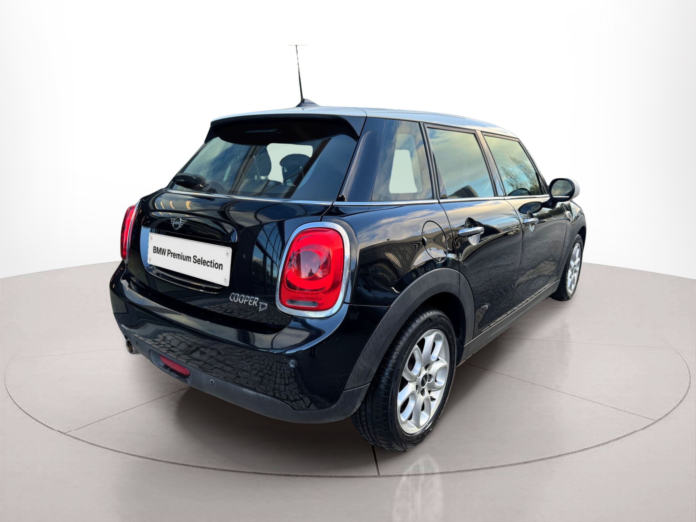 fotoG 3 del MINI MINI 5 Portas Cooper D 85 kW (116 CV) 116cv Diesel de 2018 em Oeiras