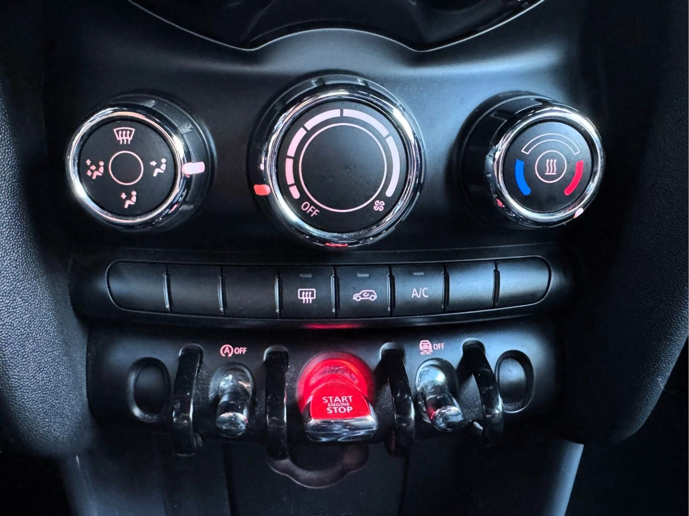 fotoG 16 del MINI MINI 5 Portas Cooper D 85 kW (116 CV) 116cv Diesel de 2018 em Oeiras