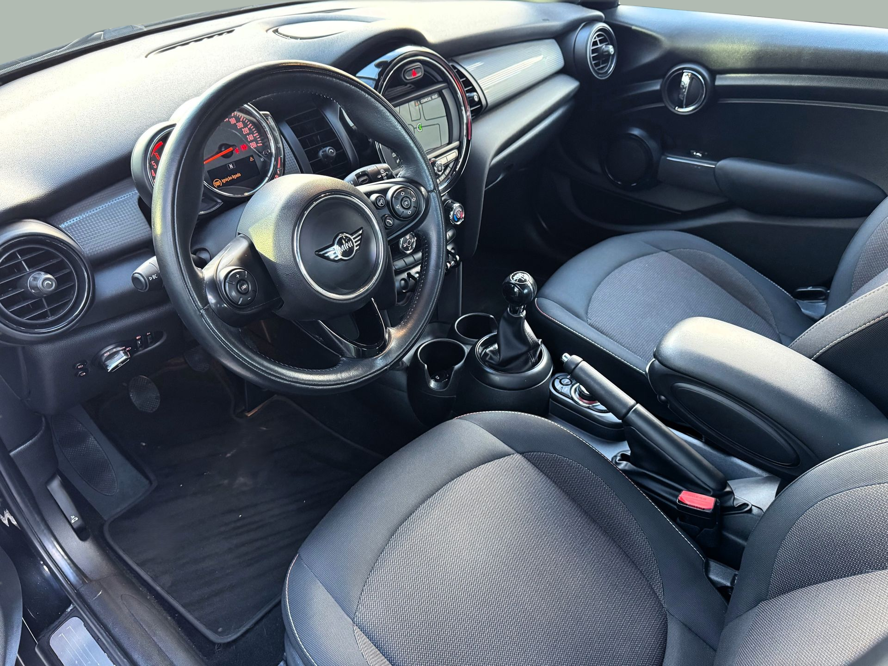 fotoG 11 del MINI MINI 5 Portas Cooper D 85 kW (116 CV) 116cv Diesel de 2018 em Oeiras