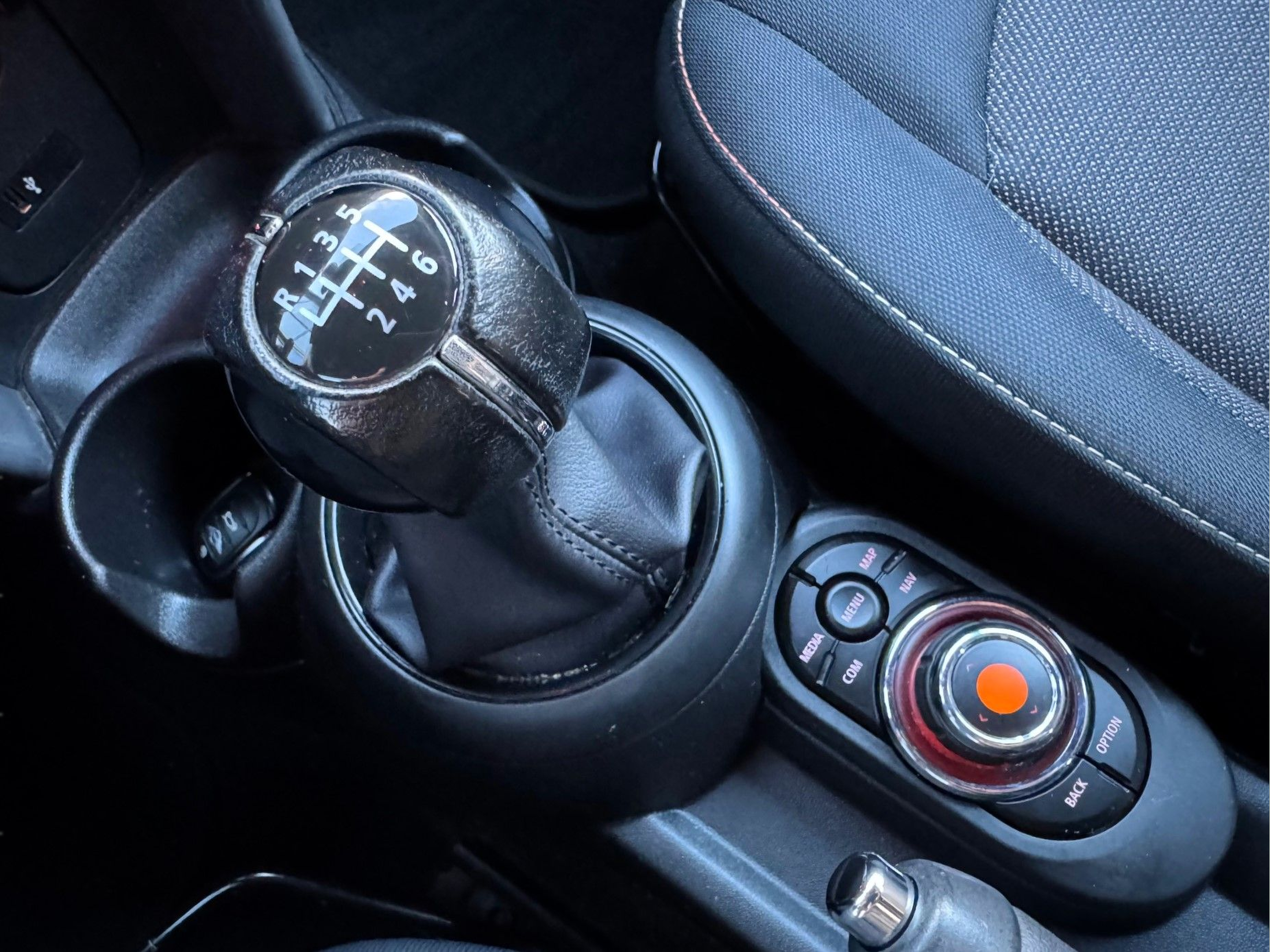 fotoG 18 del MINI MINI 5 Portas Cooper D 85 kW (116 CV) 116cv Diesel de 2018 em Oeiras