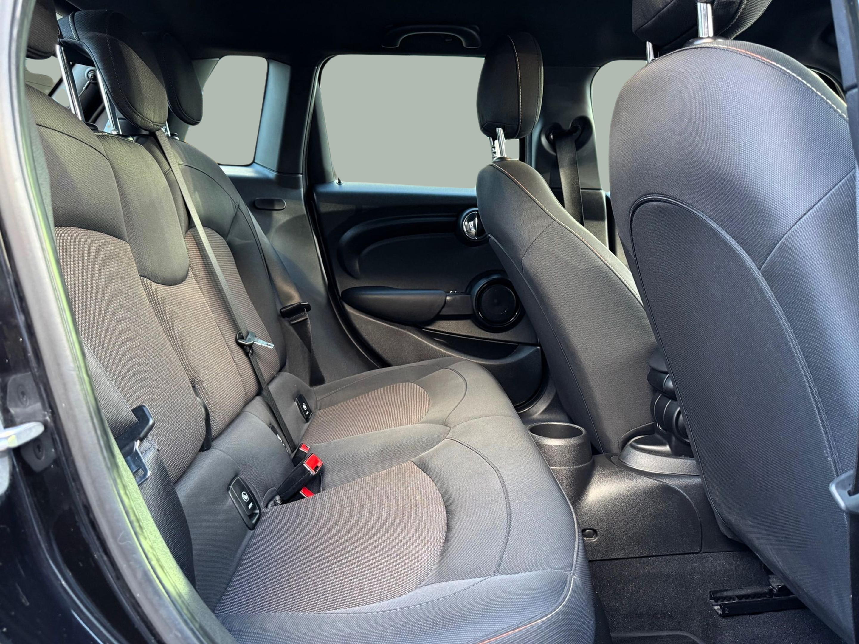 fotoG 19 del MINI MINI 5 Portas Cooper D 85 kW (116 CV) 116cv Diesel de 2018 em Oeiras