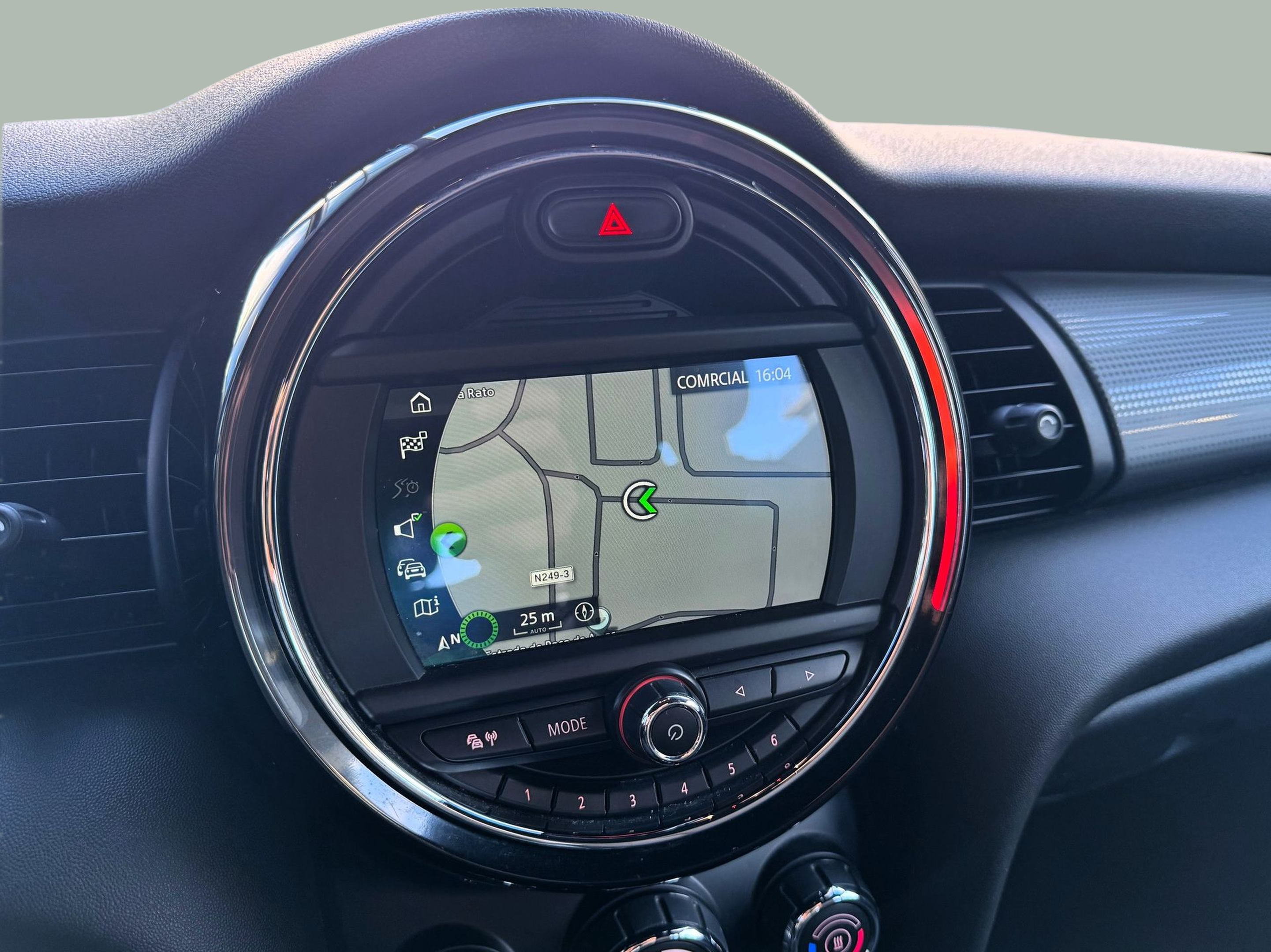 fotoG 14 del MINI MINI 5 Portas Cooper D 85 kW (116 CV) 116cv Diesel de 2018 em Oeiras