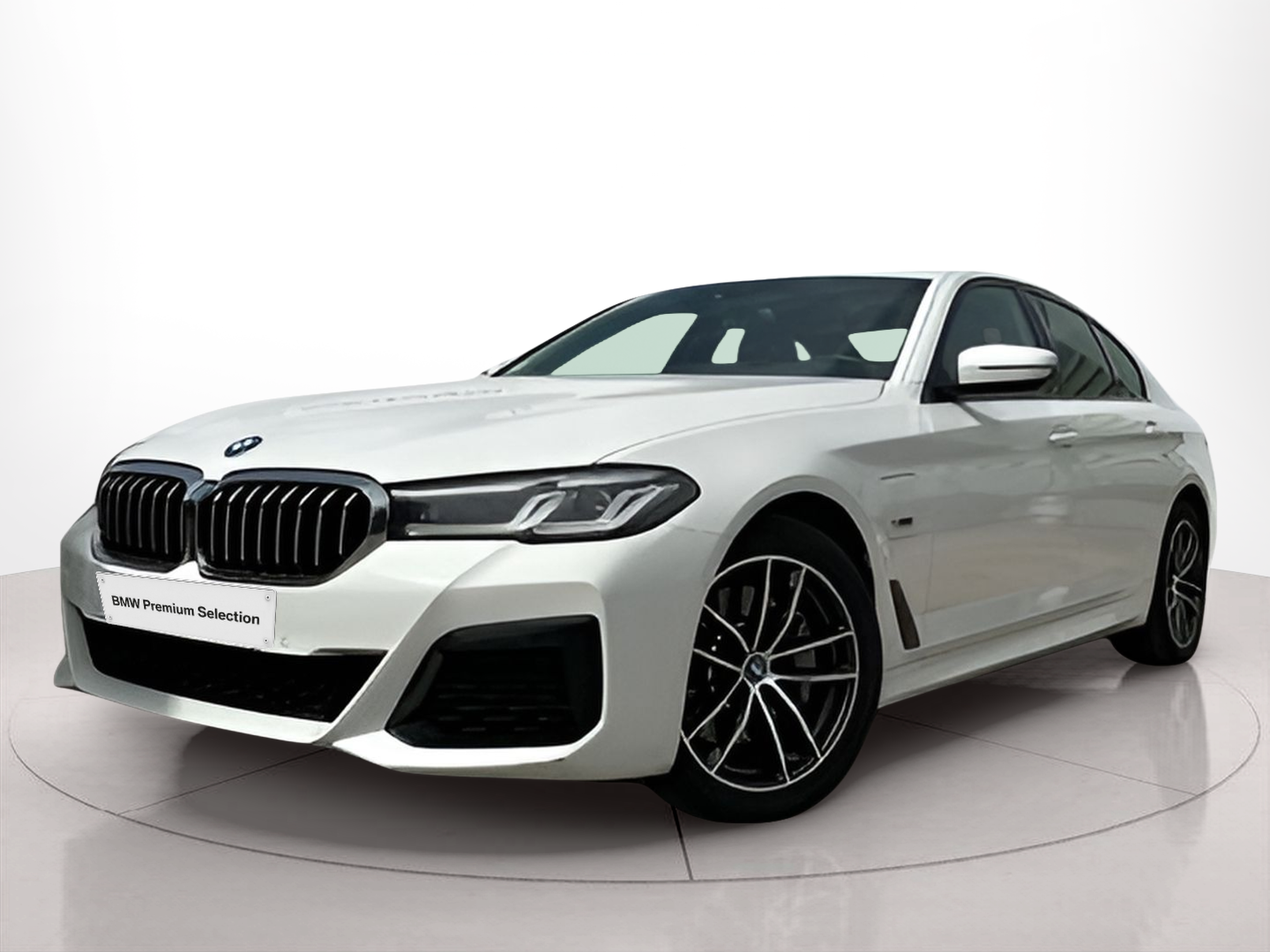 Fotos de BMW Série 5 530e Berlina color Blanco. Año 2023. 215KW(292CV). Elétrico / Gasolina Híbrido. En concesionario Santogal Praça de Espanha - Lisboa de Lisboa