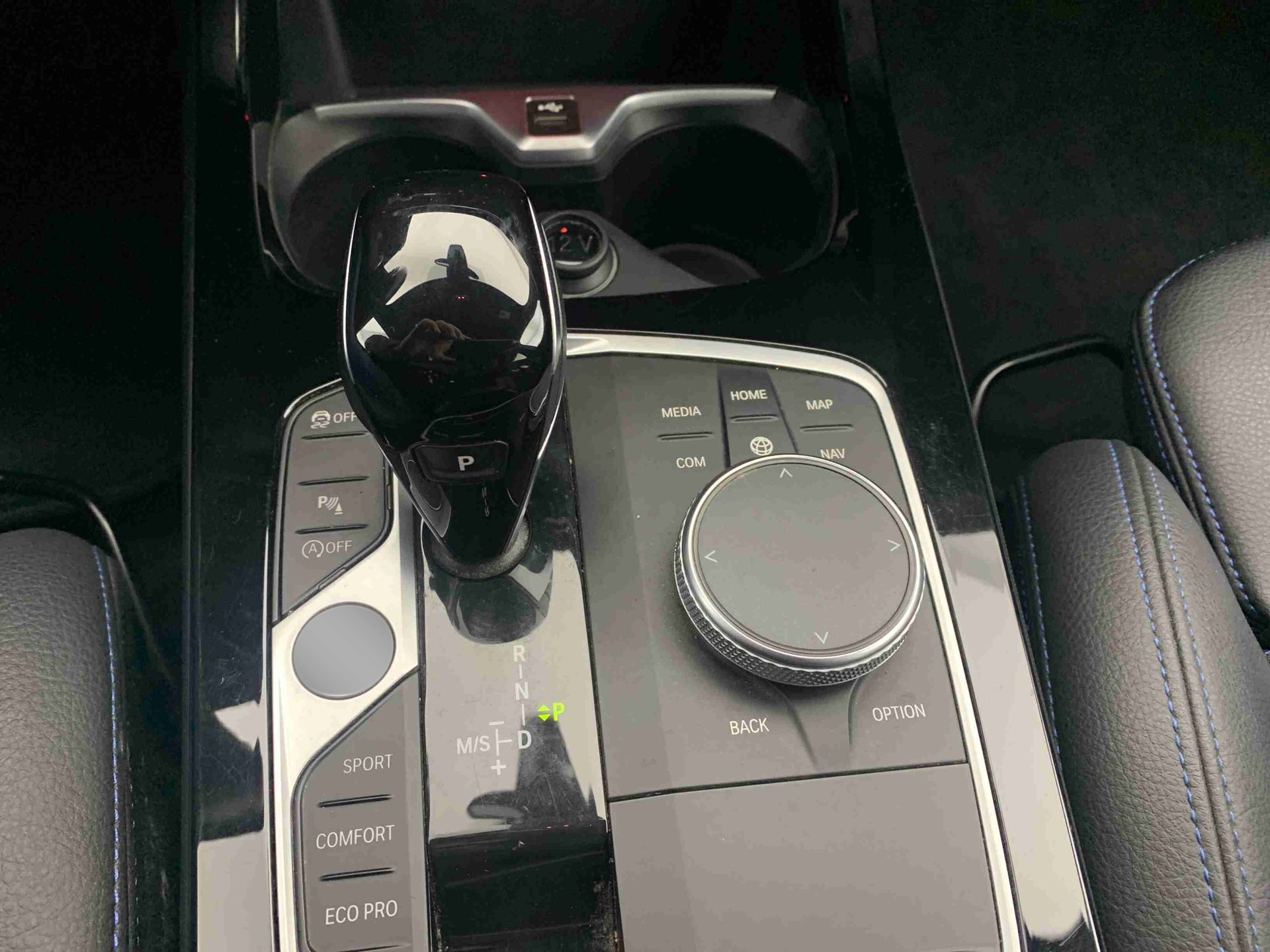 BMW Série 1 116d color Negro. Año 2023. 85KW(116CV). Diesel. En concesionario Santogal Carnaxide de Oeiras