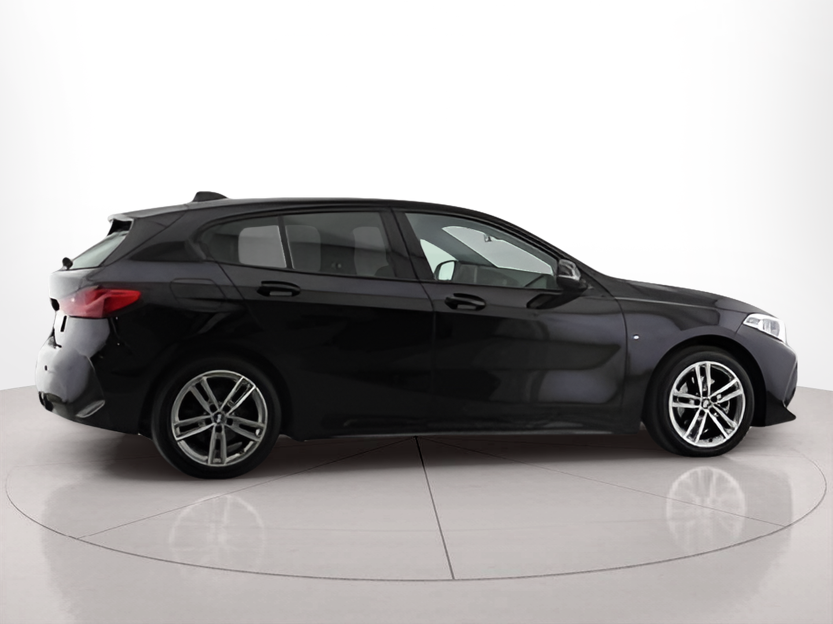 BMW Série 1 116d color Negro. Año 2023. 85KW(116CV). Diesel. En concesionario Santogal Setúbal de Setúbal