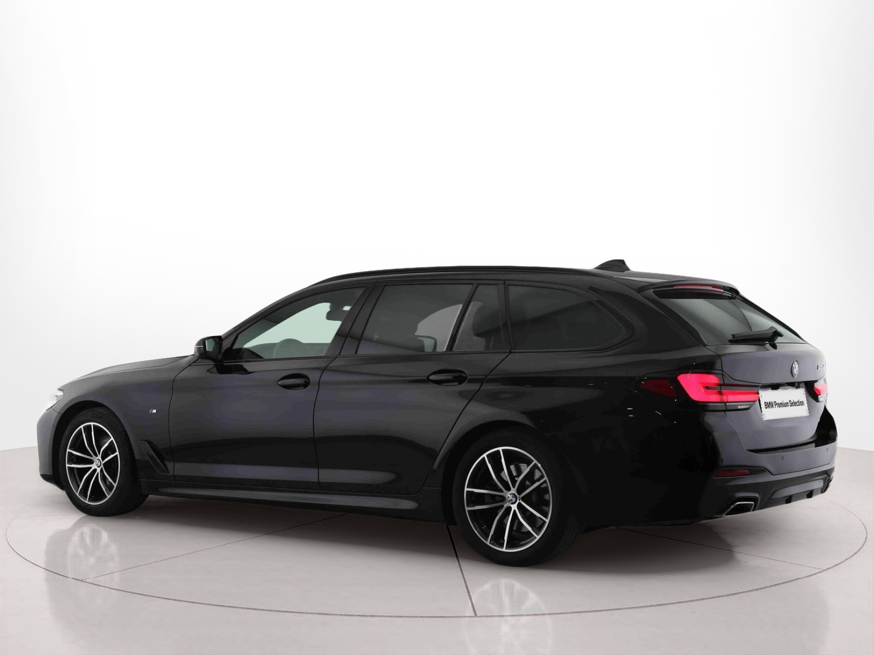 BMW Série 5 520d Touring color Negro. Año 2023. 140KW(190CV). Diesel. En concesionario Santogal Setúbal de Setúbal