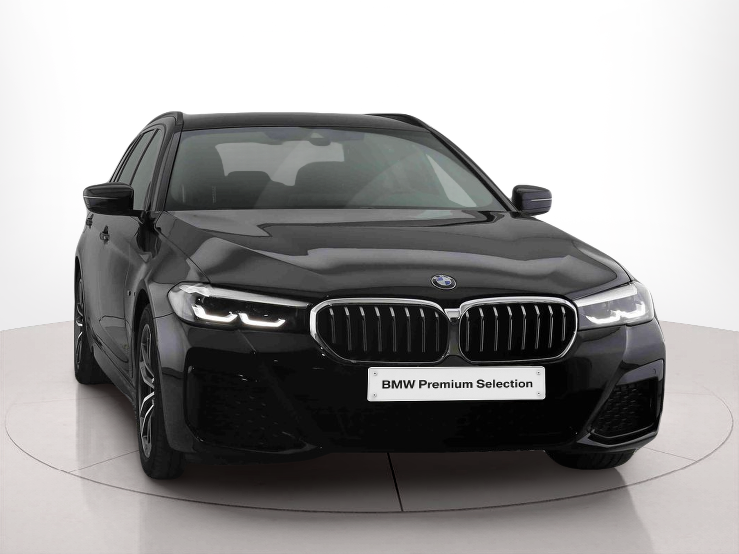 BMW Série 5 520d Touring color Negro. Año 2023. 140KW(190CV). Diesel. En concesionario Santogal Setúbal de Setúbal
