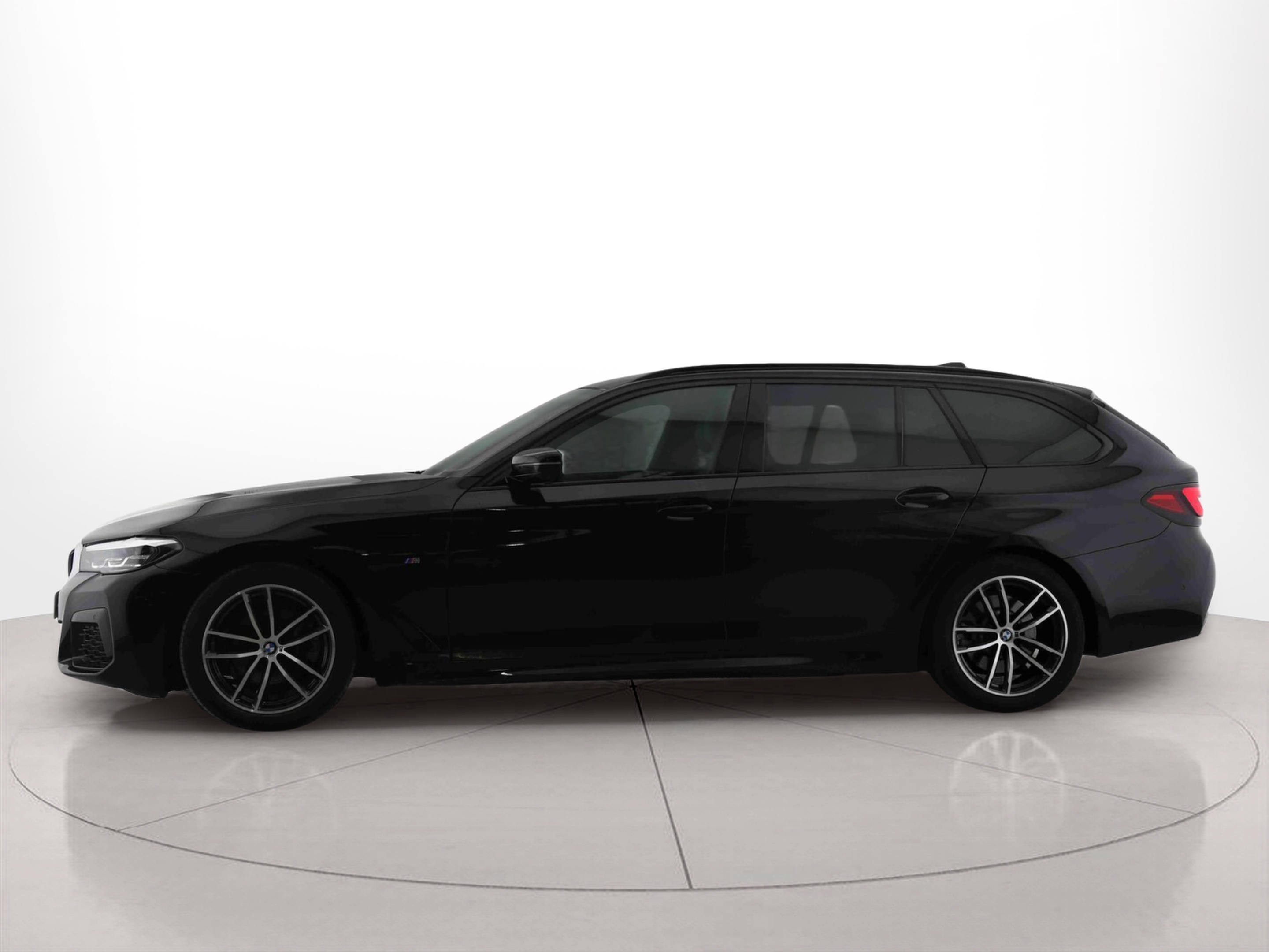 Fotos de BMW Série 5 520d Touring color Negro. Año 2023. 140KW(190CV). Diesel. En concesionario Santogal Setúbal de Setúbal