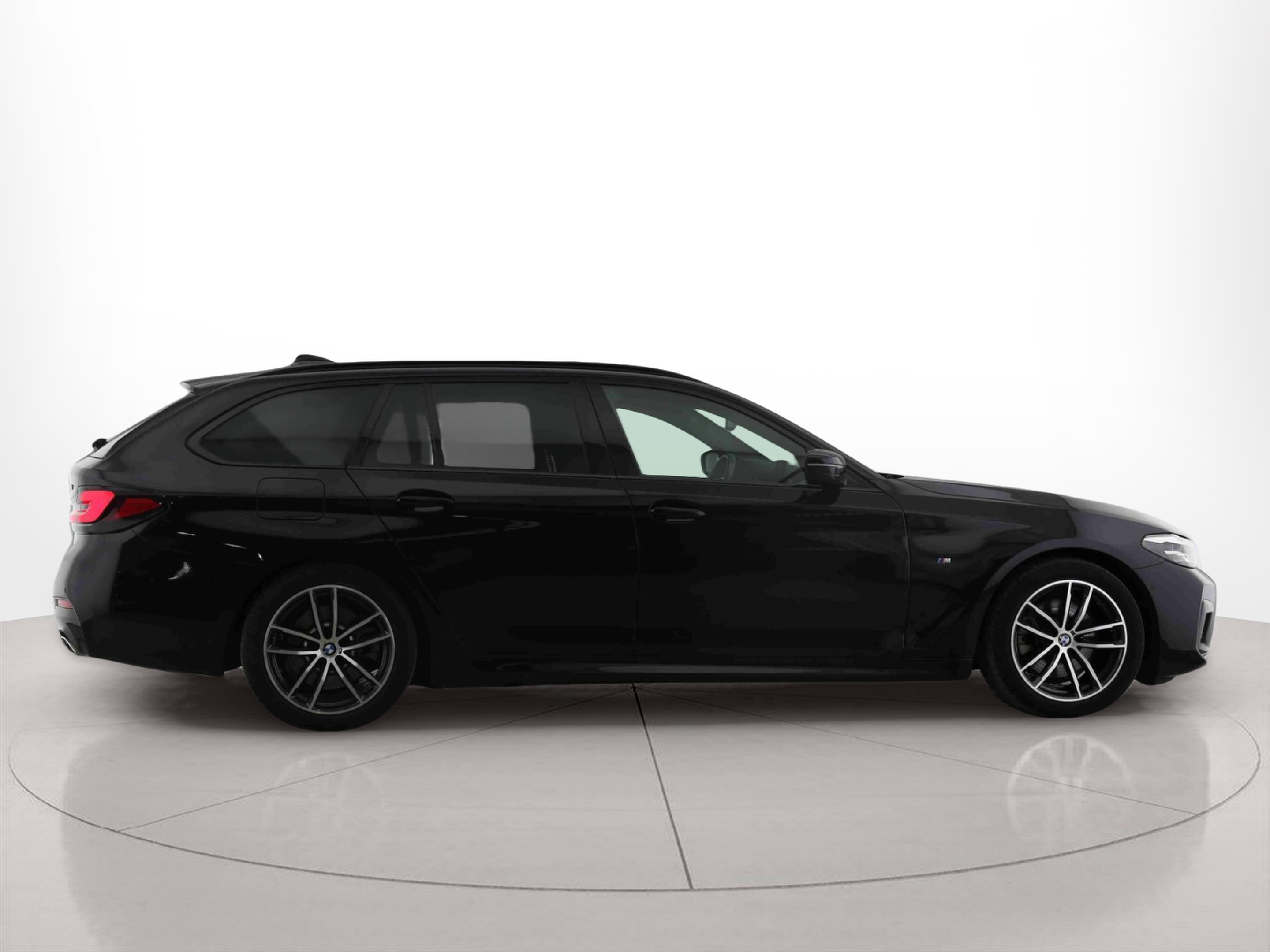 BMW Série 5 520d Touring color Negro. Año 2023. 140KW(190CV). Diesel. En concesionario Santogal Setúbal de Setúbal