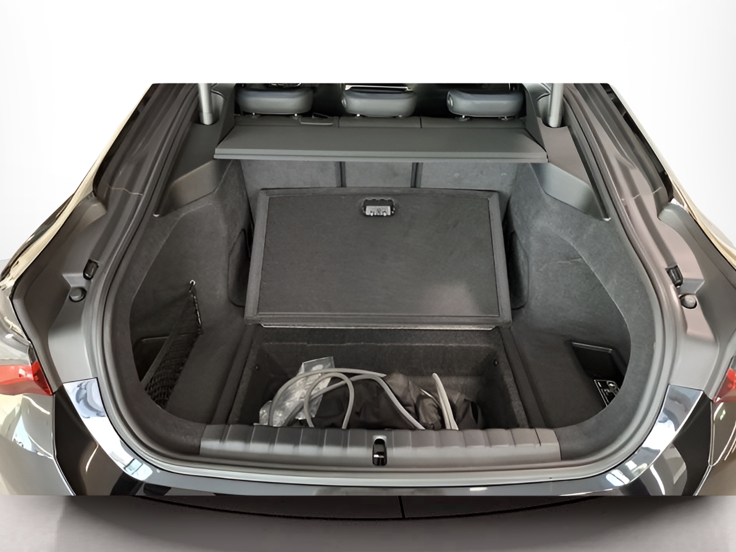 BMW i4 i4 eDrive40 color Negro. Año 2023. 250KW(340CV). Elétrico. En concesionario Santogal Carnaxide de Oeiras