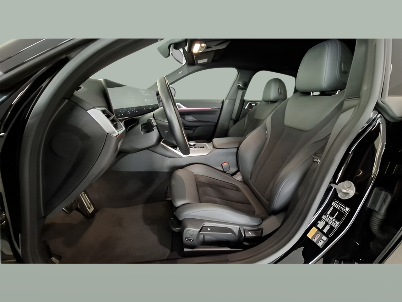 BMW i4 i4 eDrive40 color Negro. Año 2023. 250KW(340CV). Elétrico. En concesionario Santogal Carnaxide de Oeiras