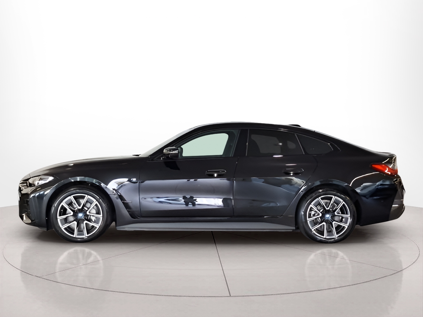 Fotos de BMW i4 i4 eDrive40 color Negro. Año 2023. 250KW(340CV). Elétrico. En concesionario Santogal Carnaxide de Oeiras