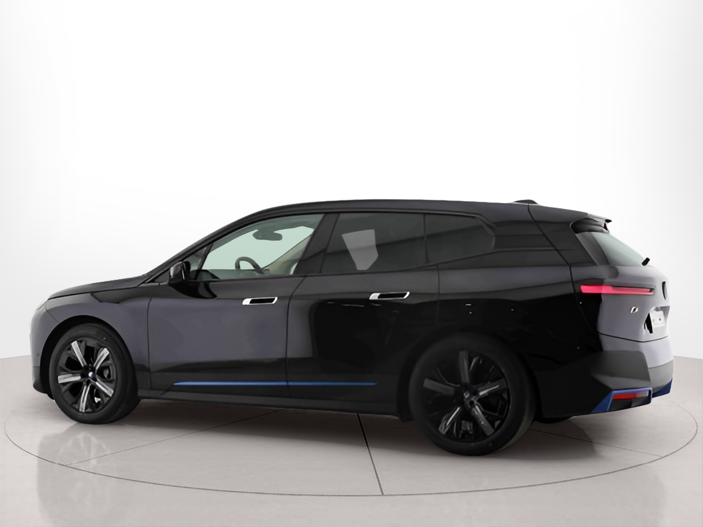 BMW iX xDrive40 color Negro. Año 2022. 240KW(326CV). Elétrico. En concesionario Santogal Carnaxide de Oeiras