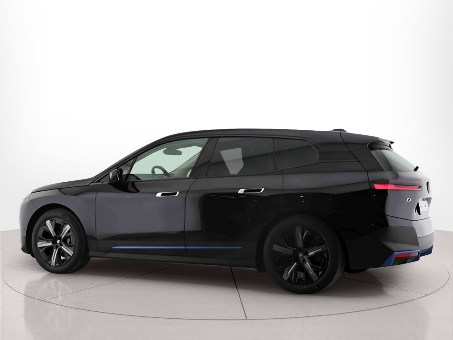 BMW iX xDrive40 color Negro. Año 2022. 240KW(326CV). Elétrico. En concesionario Santogal Carnaxide de Oeiras