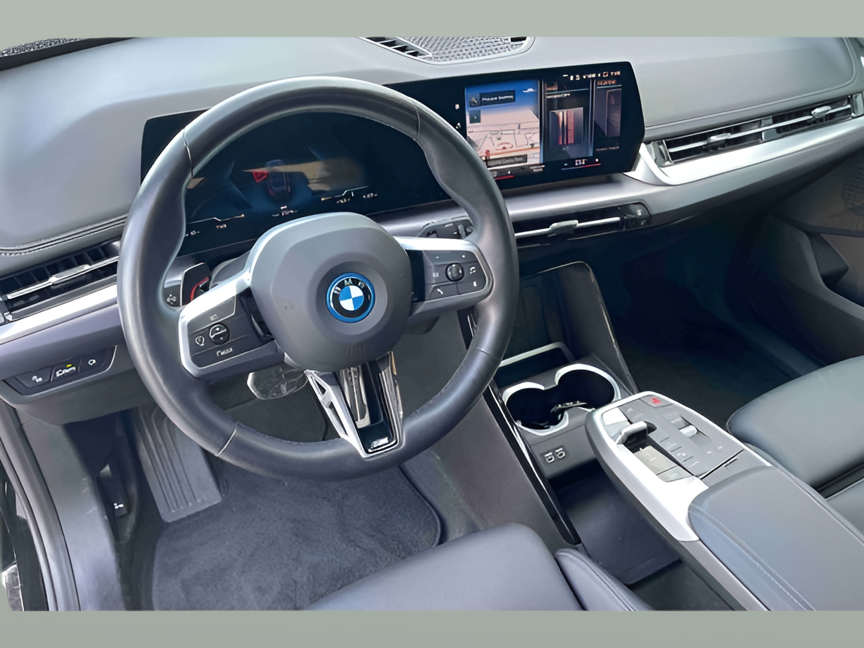 BMW iX1 xDrive30 color Negro. Año 2023. 230KW(313CV). Elétrico. En concesionario Santogal Carnaxide de Oeiras