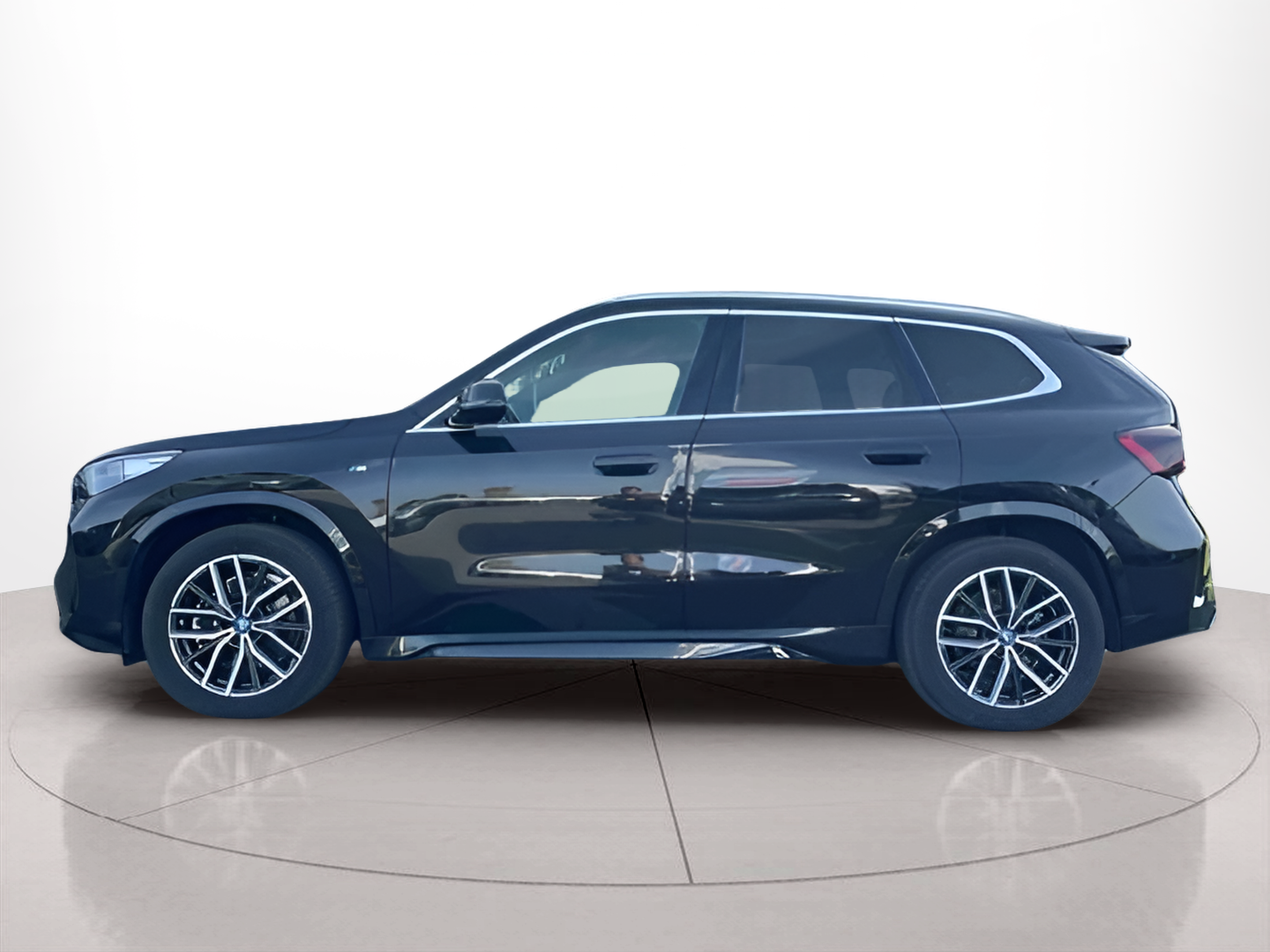 Fotos de BMW iX1 xDrive30 color Negro. Año 2023. 230KW(313CV). Elétrico. En concesionario Santogal Carnaxide de Oeiras
