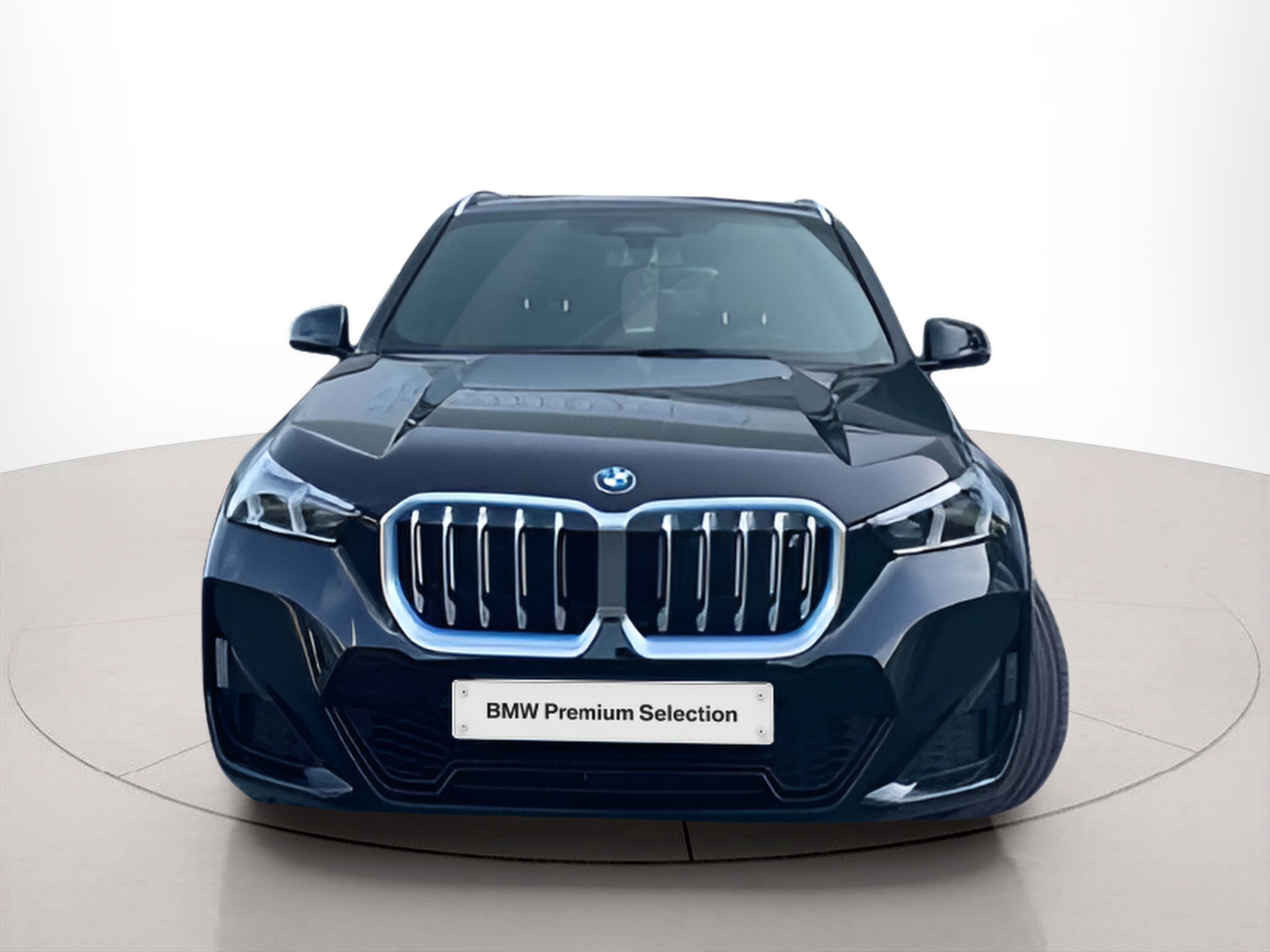 Fotos de BMW iX1 xDrive30 color Negro. Año 2023. 230KW(313CV). Elétrico. En concesionario Santogal Carnaxide de Oeiras